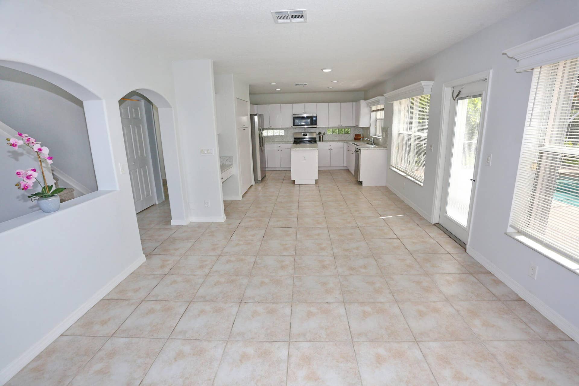 5157 NW 122nd Avenue, Coral Springs, FL 33076 FAMILY ROOM KITCHEN