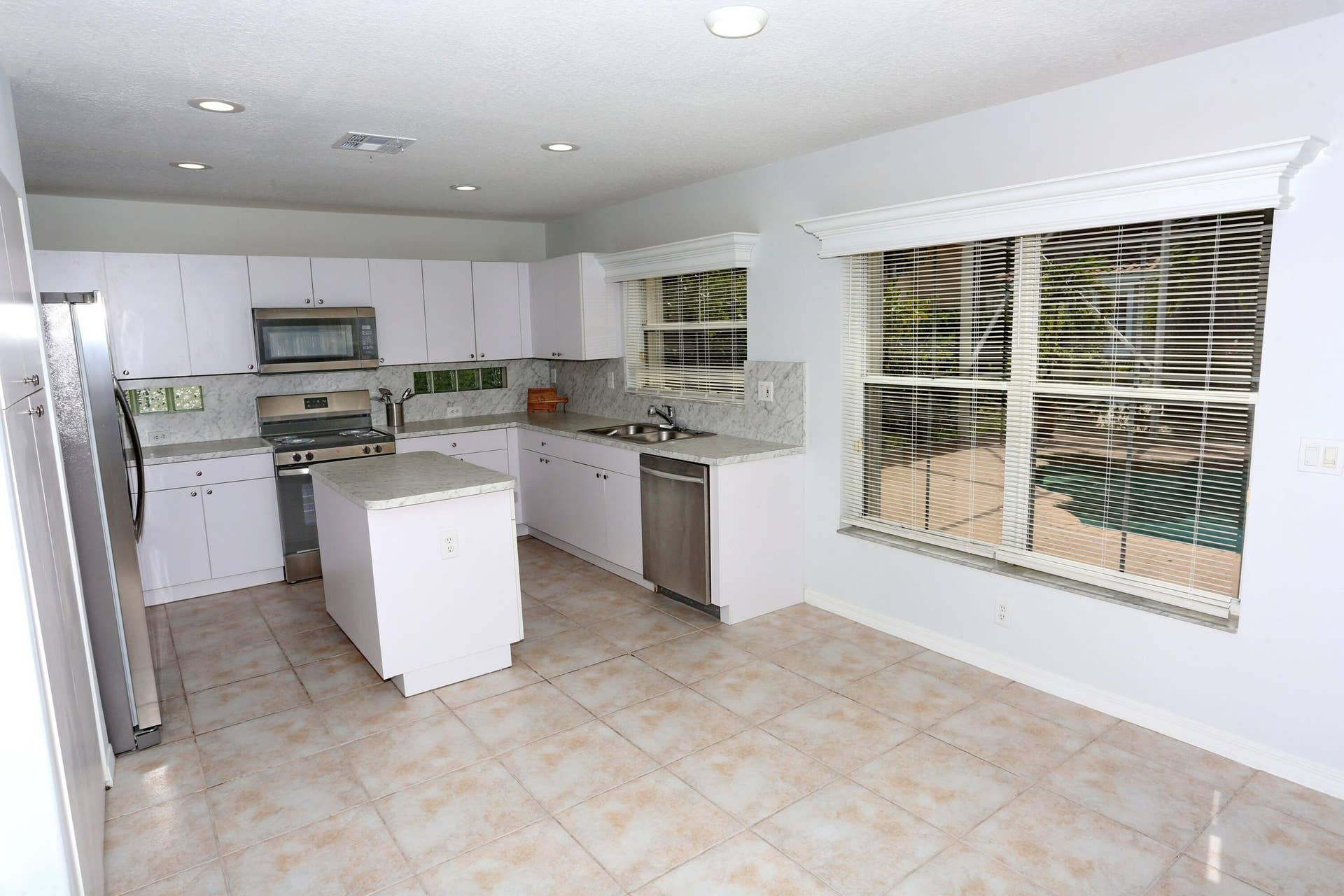 5157 NW 122nd Avenue, Coral Springs, FL 33076 KITCHEN