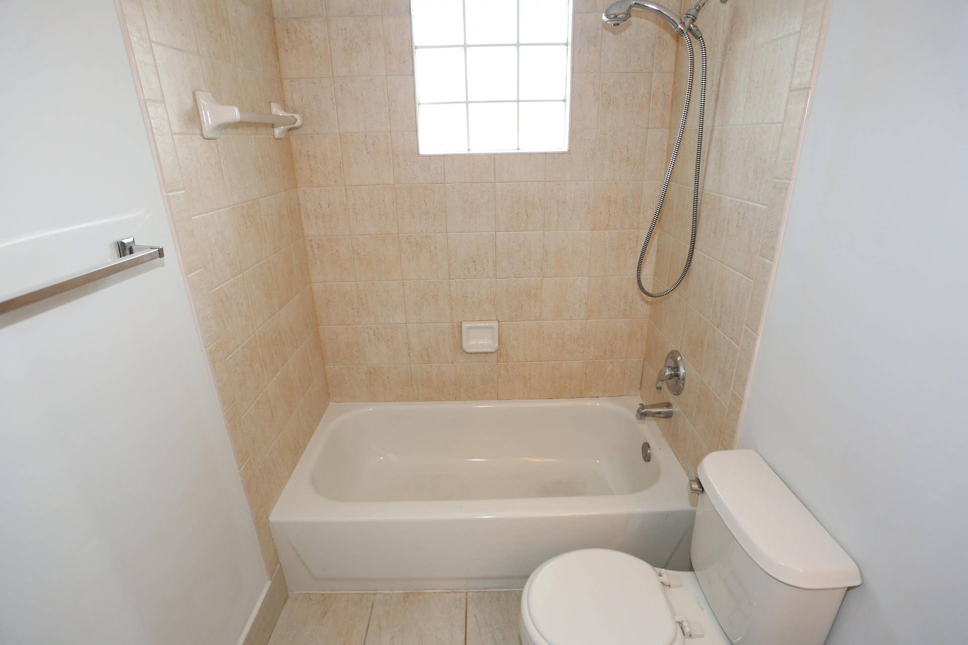 5157 NW 122nd Avenue, Coral Springs, FL 33076 TUB SHOWER COMBO