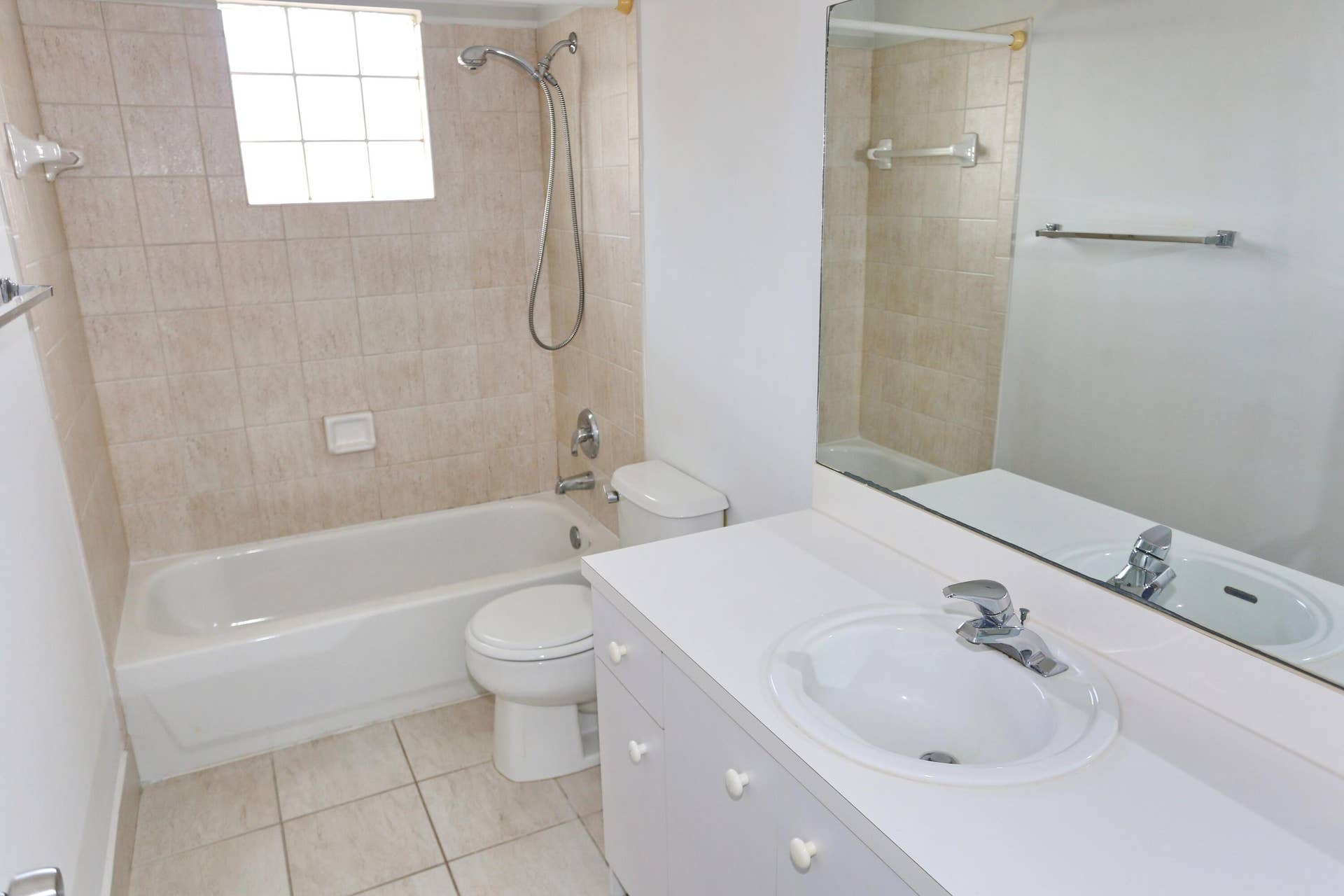 5157 NW 122nd Avenue, Coral Springs, FL 33076 GUEST BATHROOM