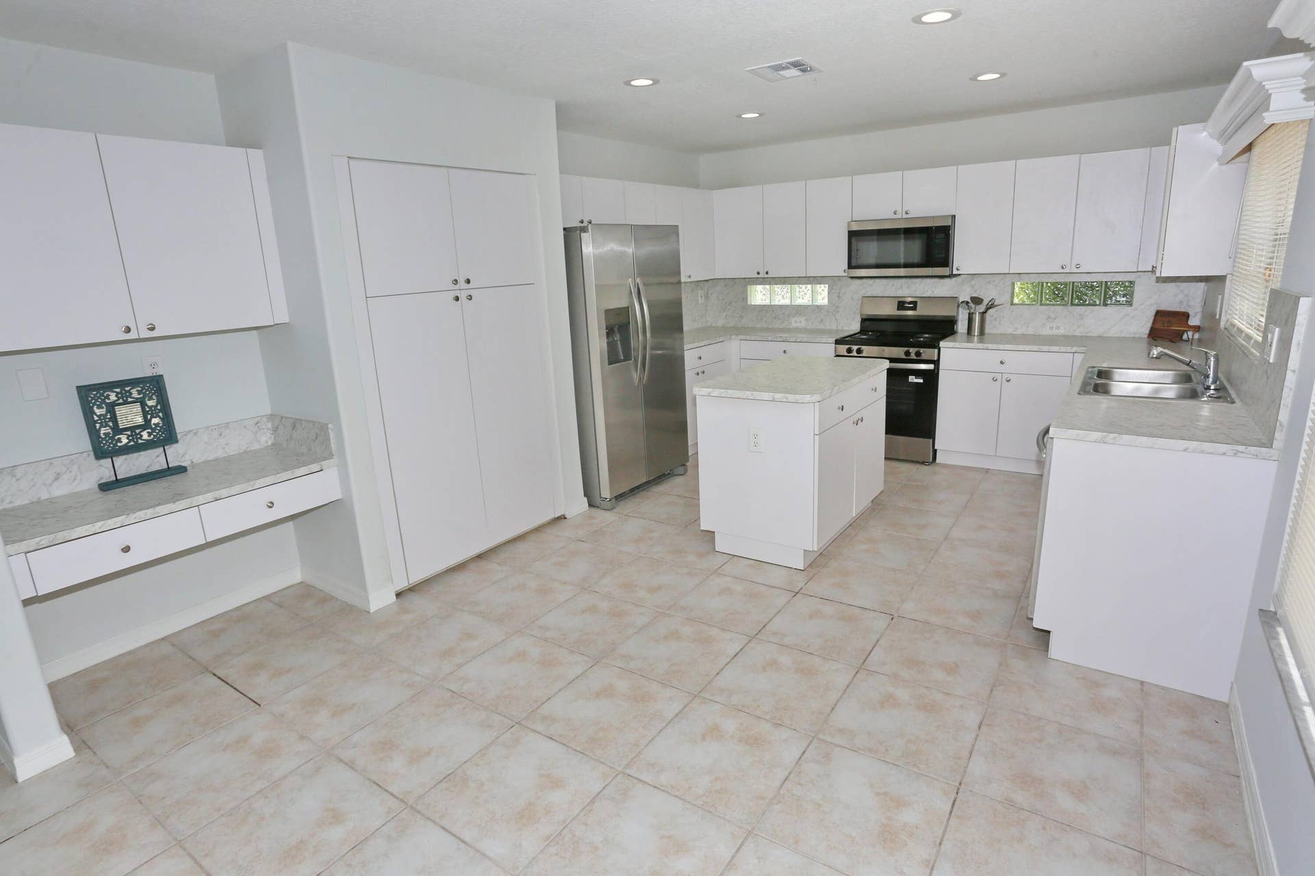 5157 NW 122nd Avenue, Coral Springs, FL 33076 REFRESHED KITCHEN