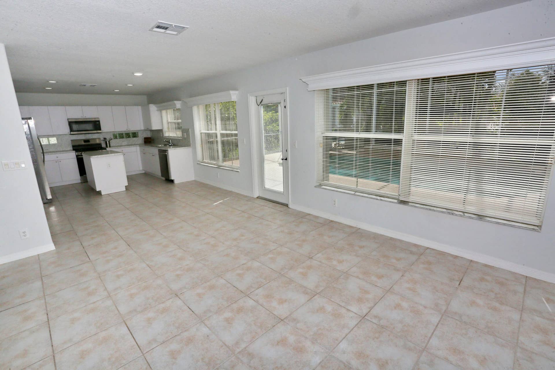 5157 NW 122nd Avenue, Coral Springs, FL 33076 KITCHEN FAMILY ROOM