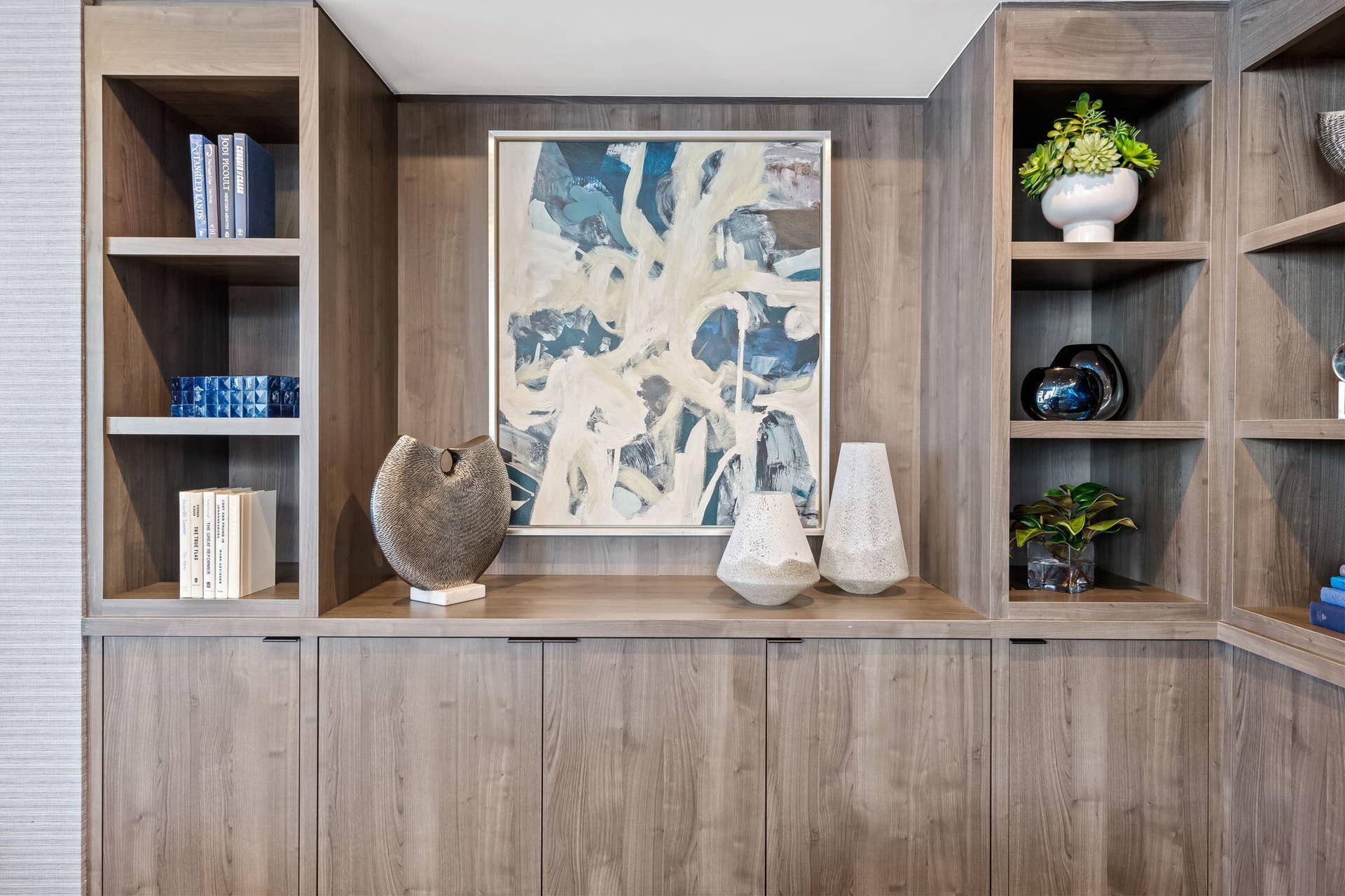 100 E Las Olas Boulevard, #3804, Fort Lauderdale, FL 33301 Built-in cabinetry featuring open shelving and integrated closed storage