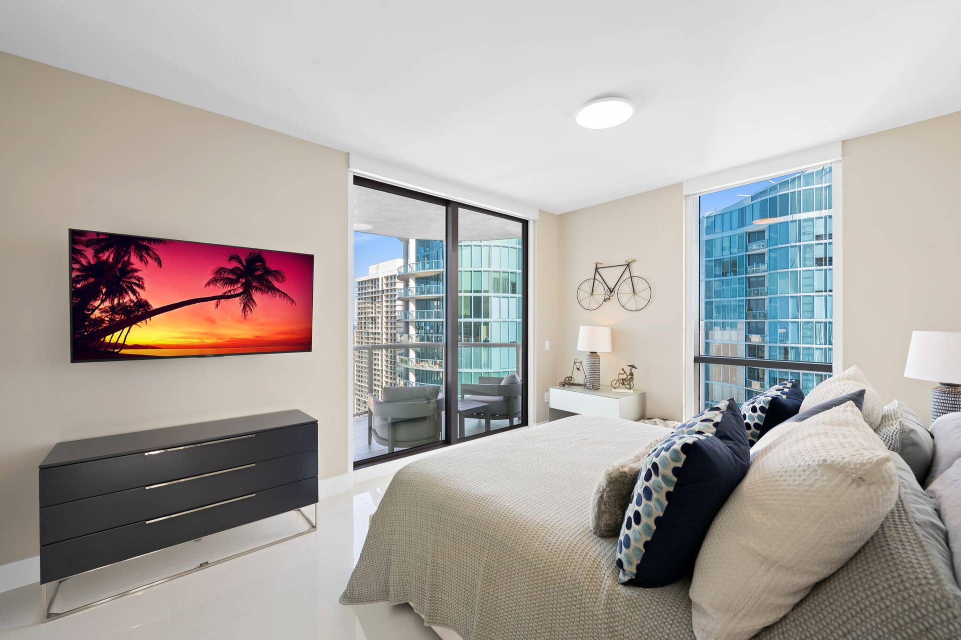 100 E Las Olas Boulevard, #3804, Fort Lauderdale, FL 33301 Expansive room featuring floor-to-ceiling windows, a full-height glass door, and cream-colored walls