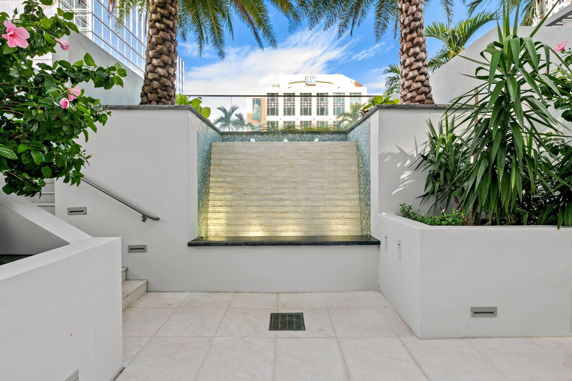 100 E Las Olas Boulevard, #3804, Fort Lauderdale, FL 33301 Outdoor water feature with integrated lighting, glass tile accents, and stacked stone texture