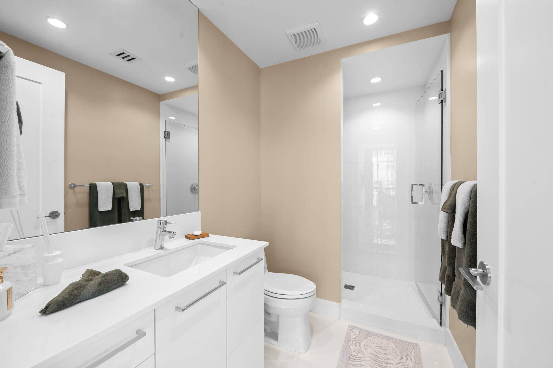 100 E Las Olas Boulevard, #3804, Fort Lauderdale, FL 33301 Contemporary bathroom featuring a single vanity with a white countertop and undermount sink, chrome faucet, and white cabinetry with bar pulls