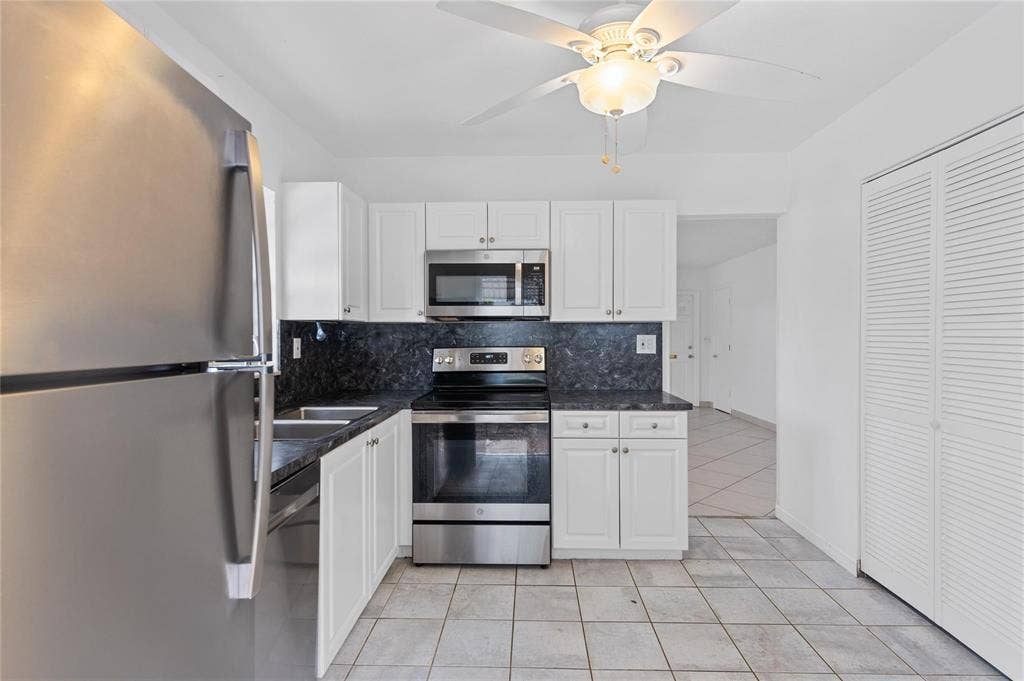 242 Neptune Avenue, Lauderdale By The Sea, FL 33308 242No4