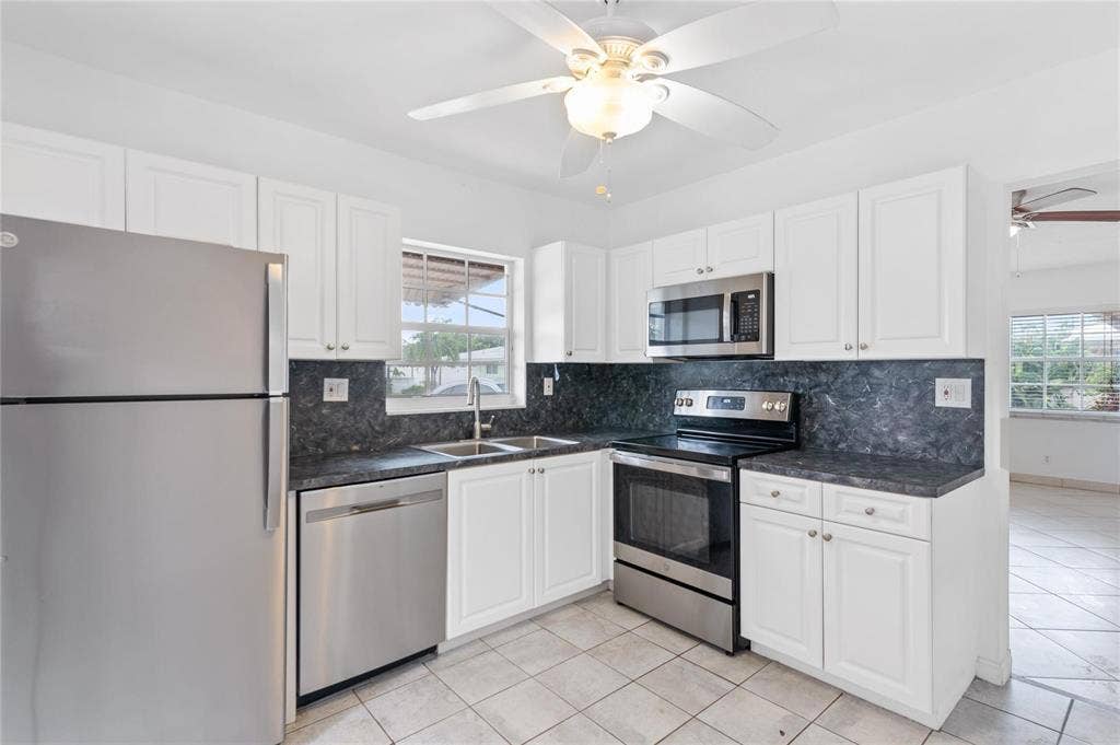 242 Neptune Avenue, Lauderdale By The Sea, FL 33308 242No5
