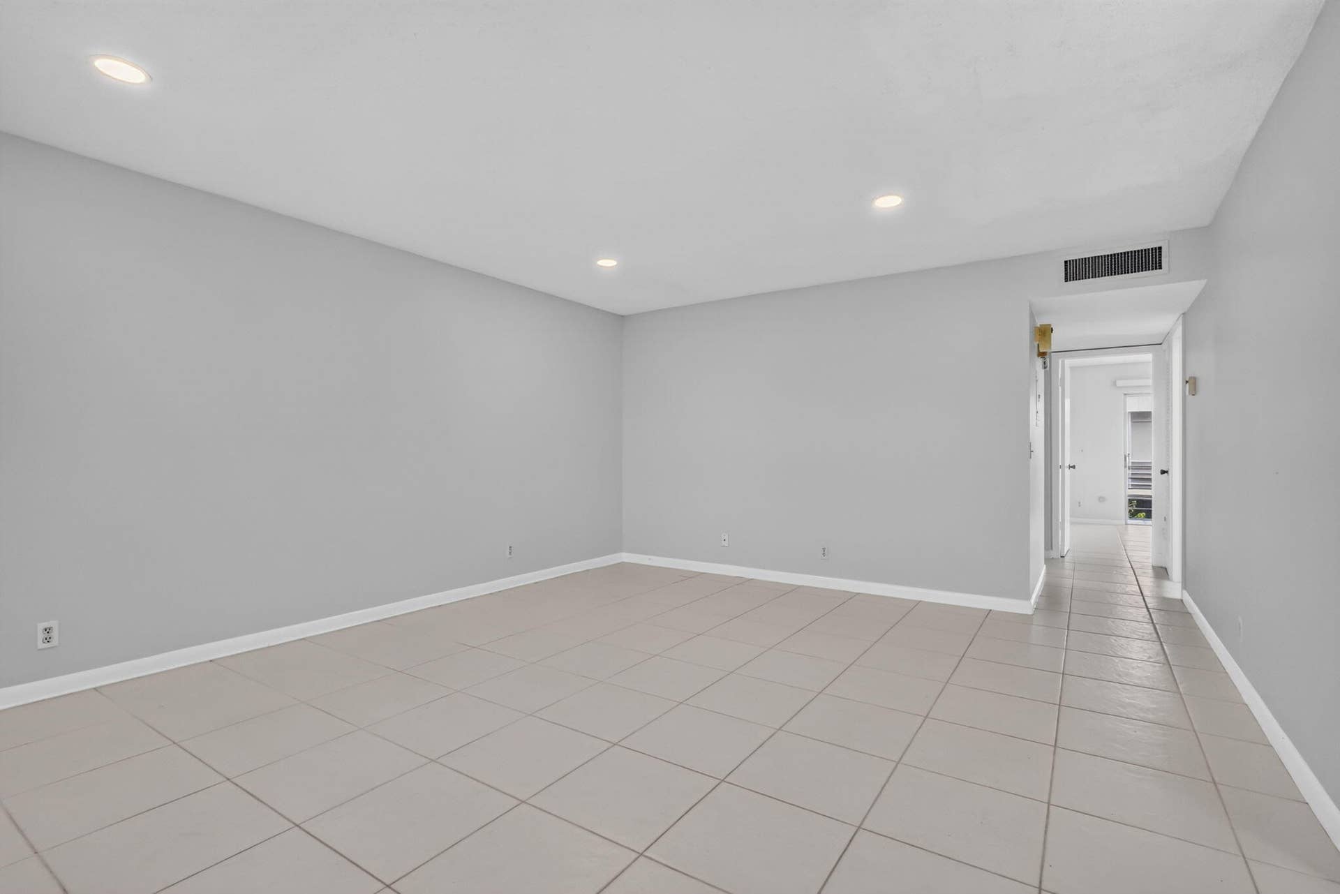 40 Burgundy A, Delray Beach, FL 33484 Living room