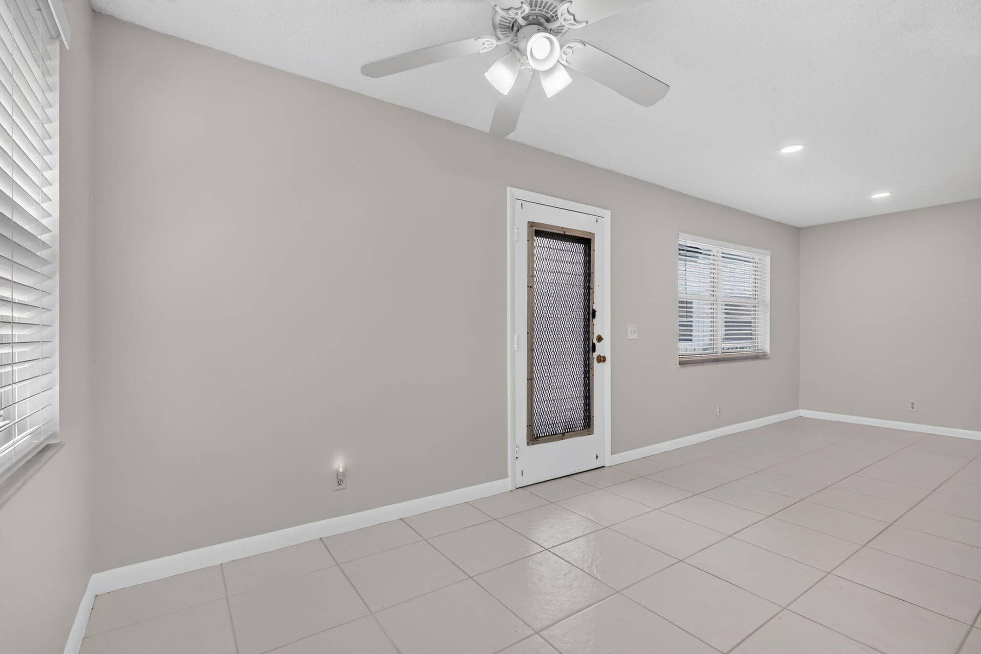 40 Burgundy A, Delray Beach, FL 33484 Living room & front door