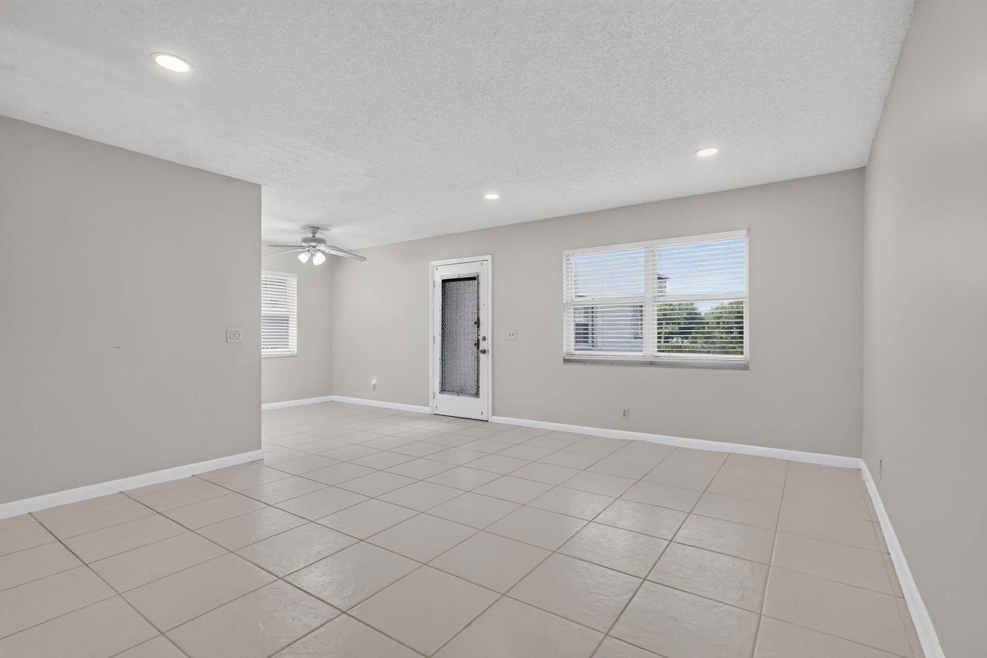 40 Burgundy A, Delray Beach, FL 33484 Living room & front door