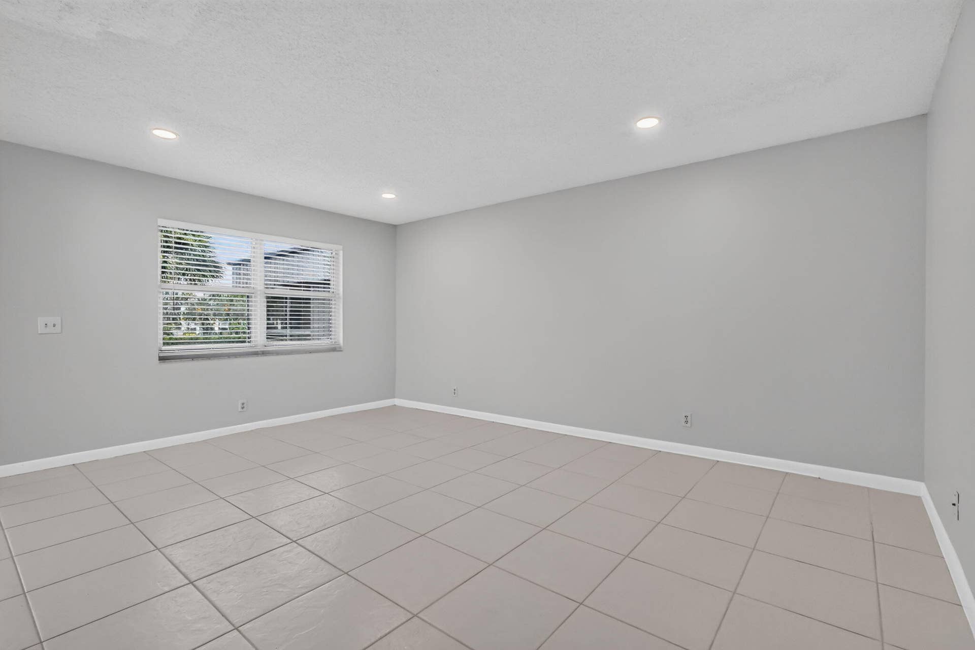 40 Burgundy A, Delray Beach, FL 33484 Living room