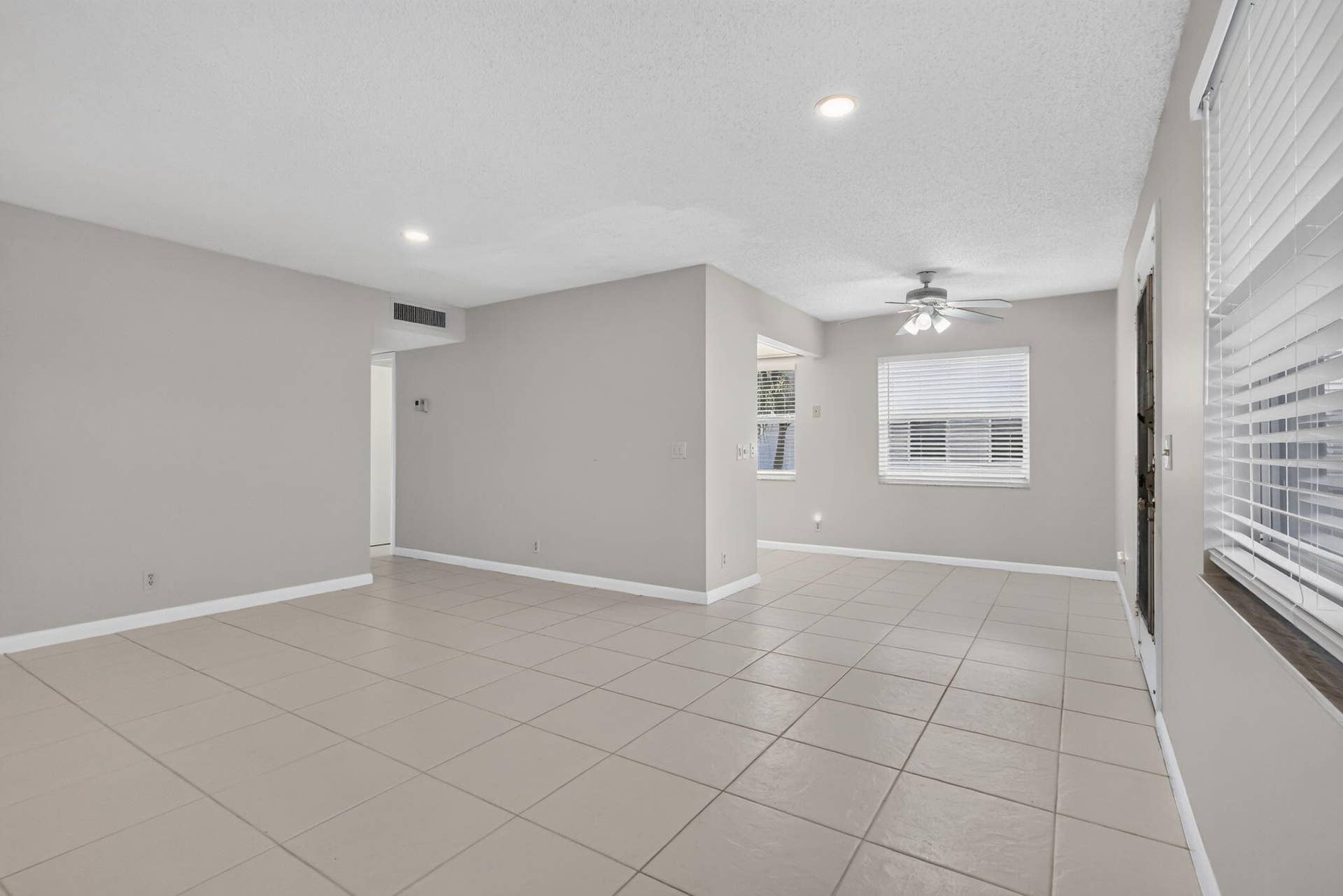 40 Burgundy A, Delray Beach, FL 33484 Living room & front door