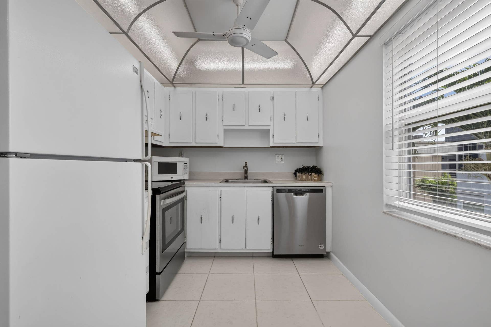 40 Burgundy A, Delray Beach, FL 33484 Kitchen