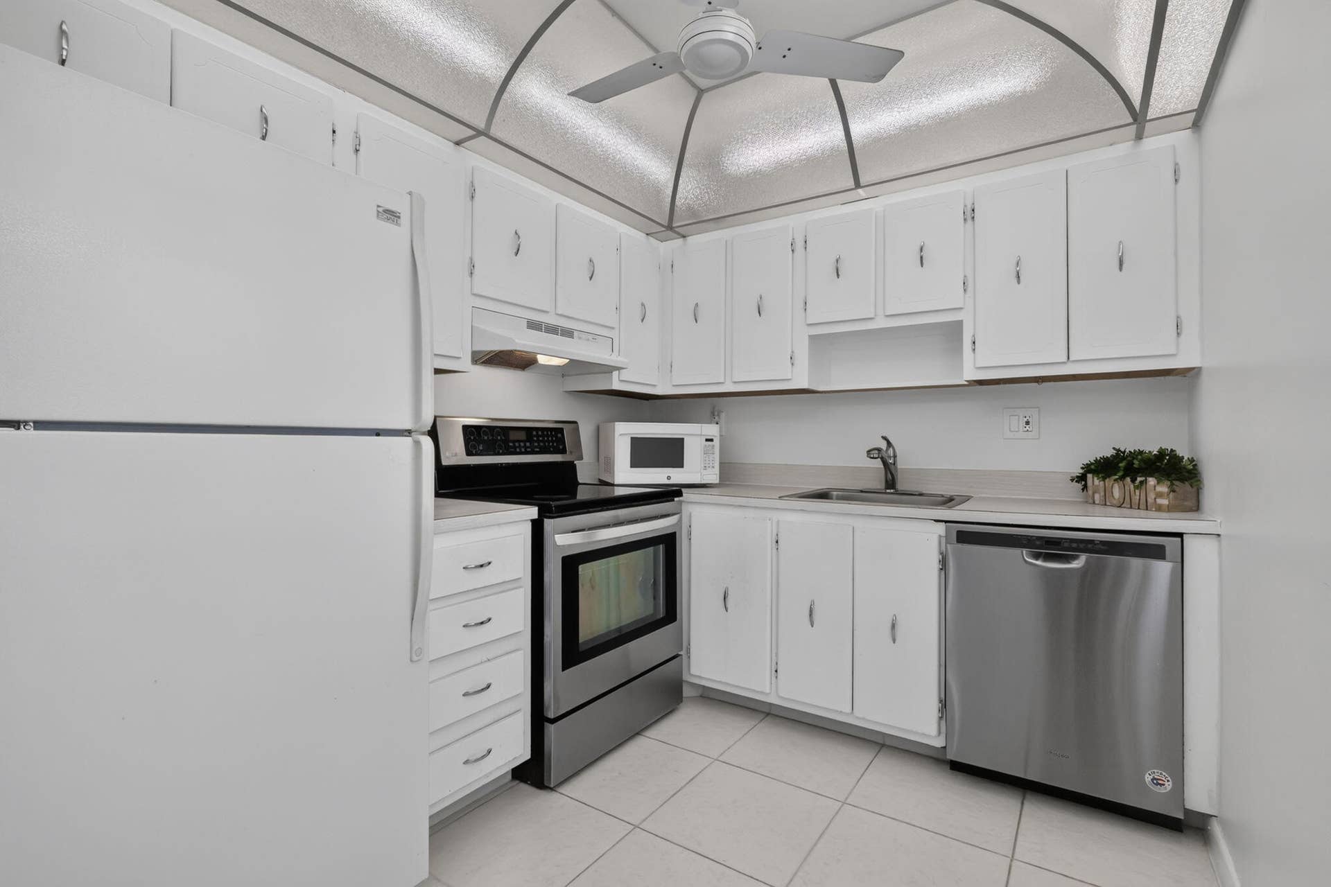 40 Burgundy A, Delray Beach, FL 33484 Kitchen