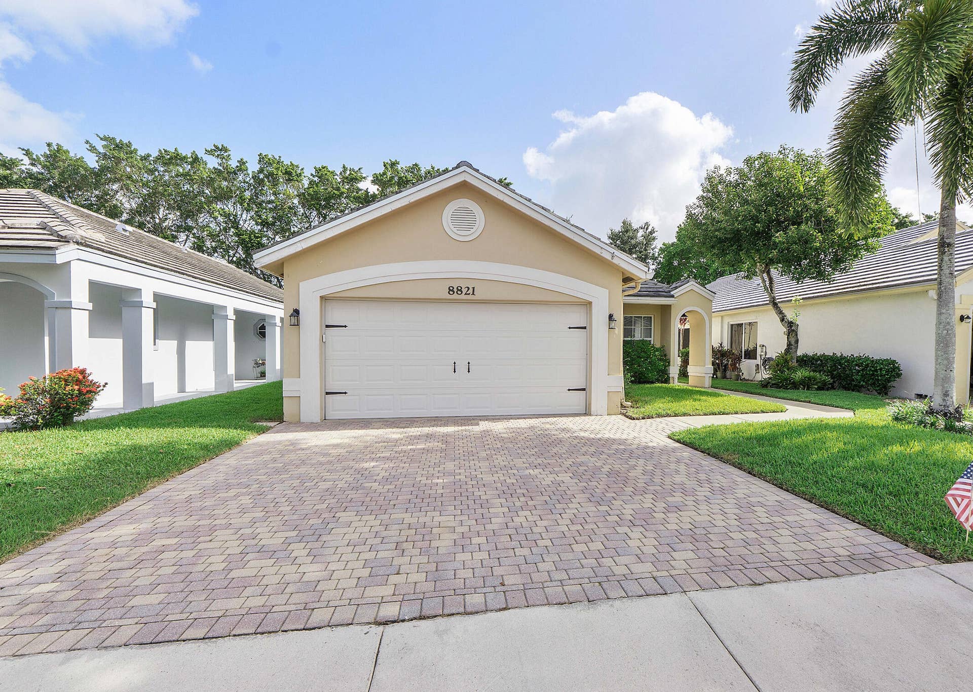 8821 Lake Park Cir N_042