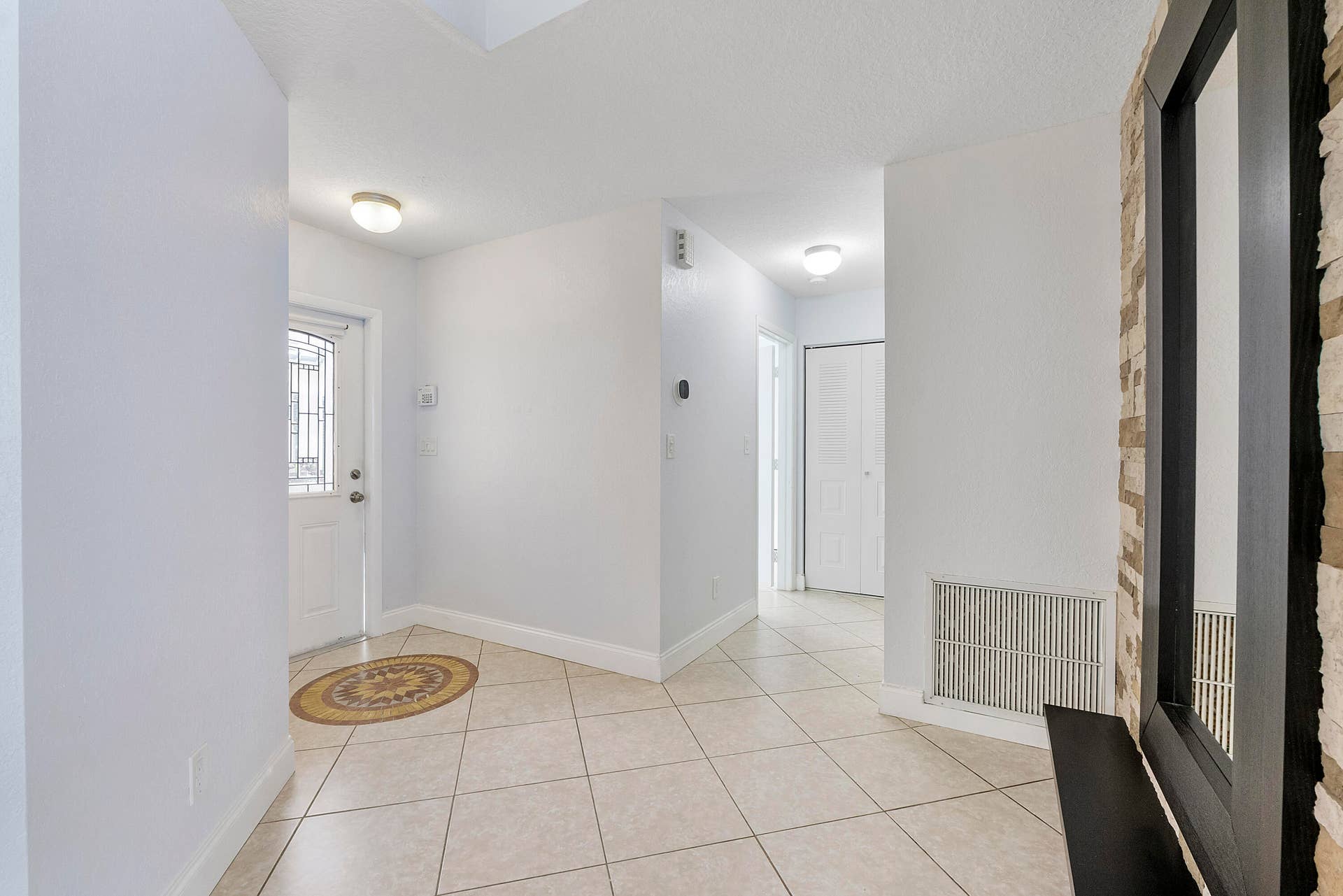 8821 Lake Park Cir N_004