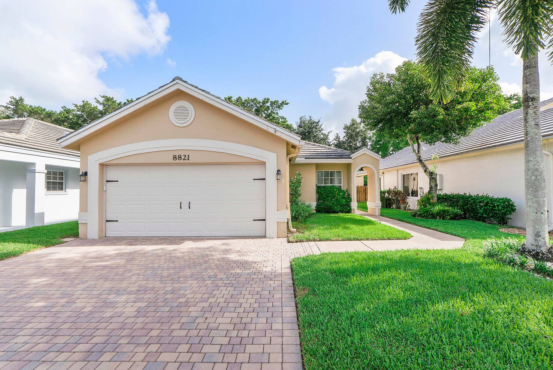 8821 Lake Park Cir N_041