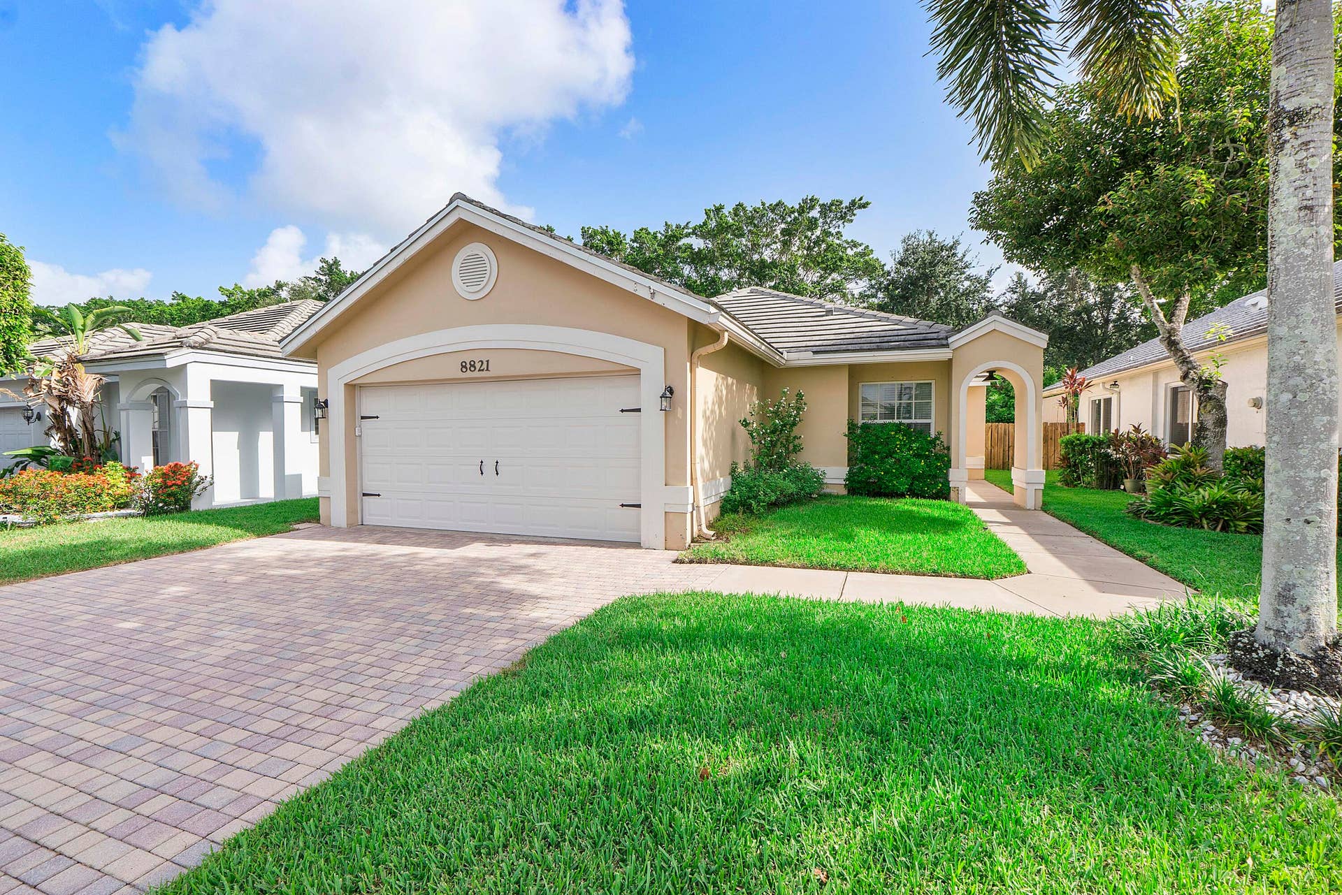 8821 Lake Park Cir N_038