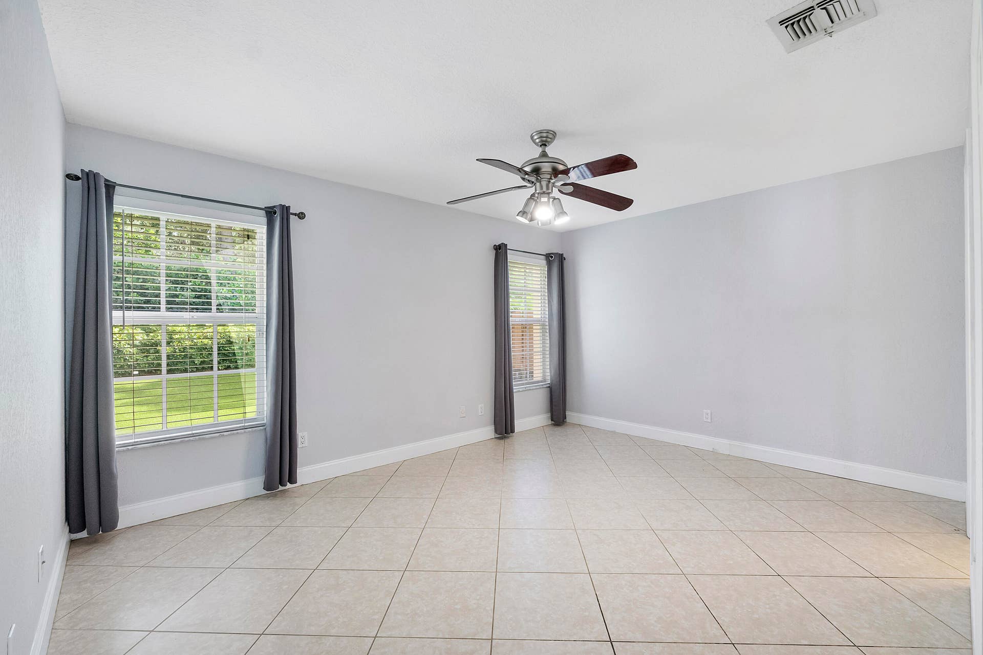 8821 Lake Park Cir N_017