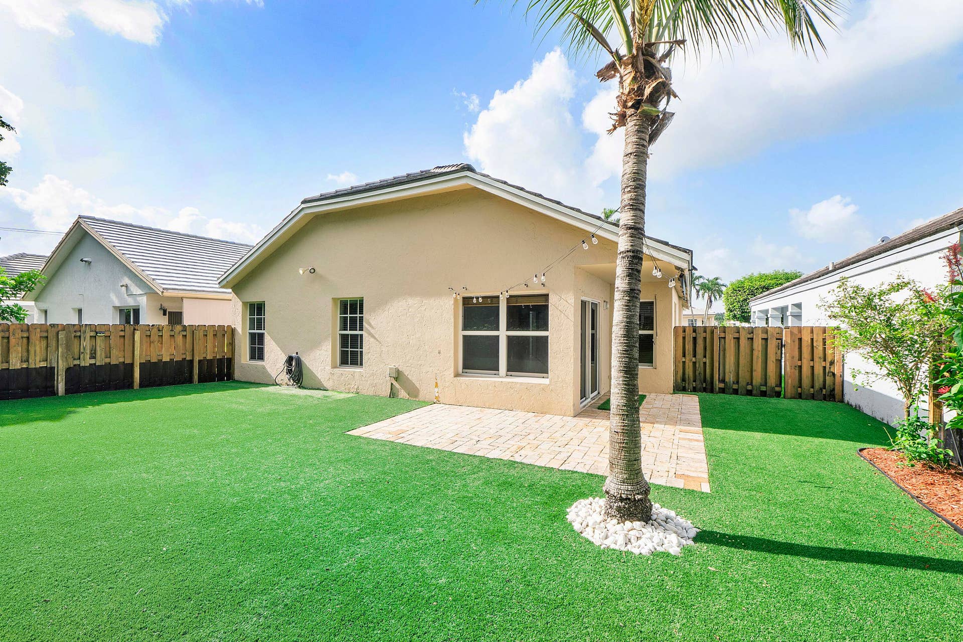 8821 Lake Park Cir N_033