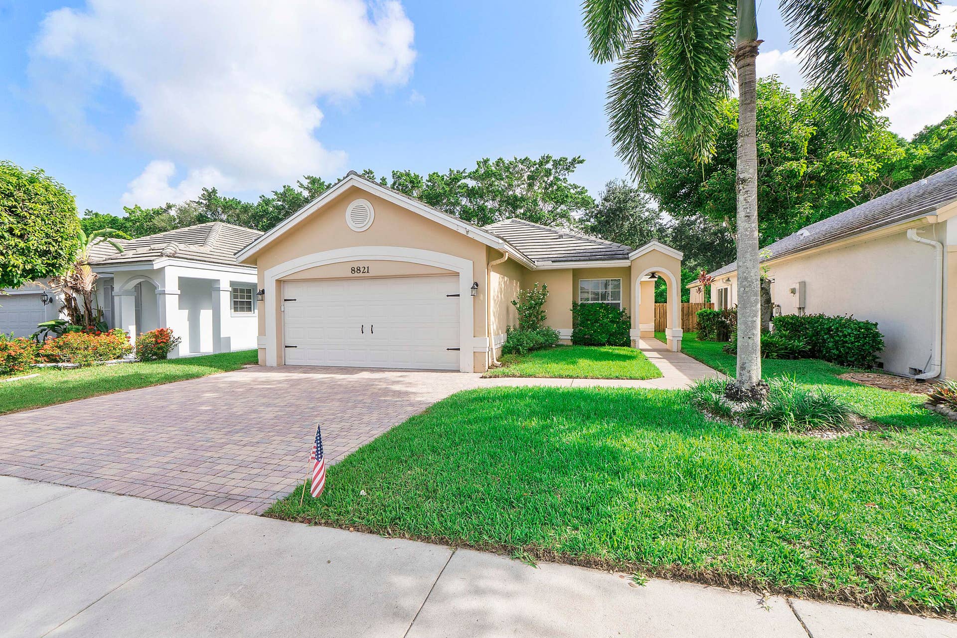 8821 Lake Park Cir N_041