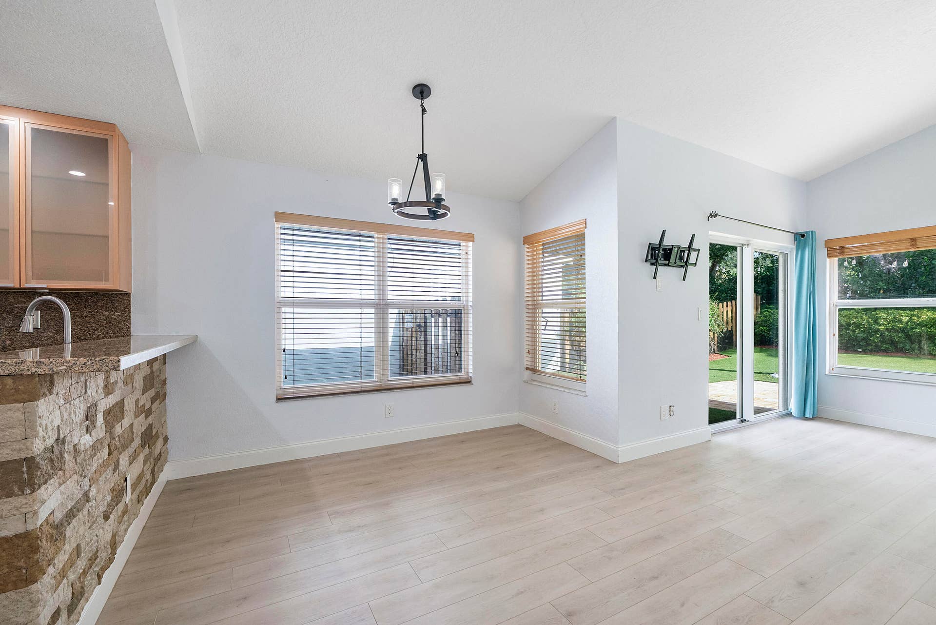8821 Lake Park Cir N_008