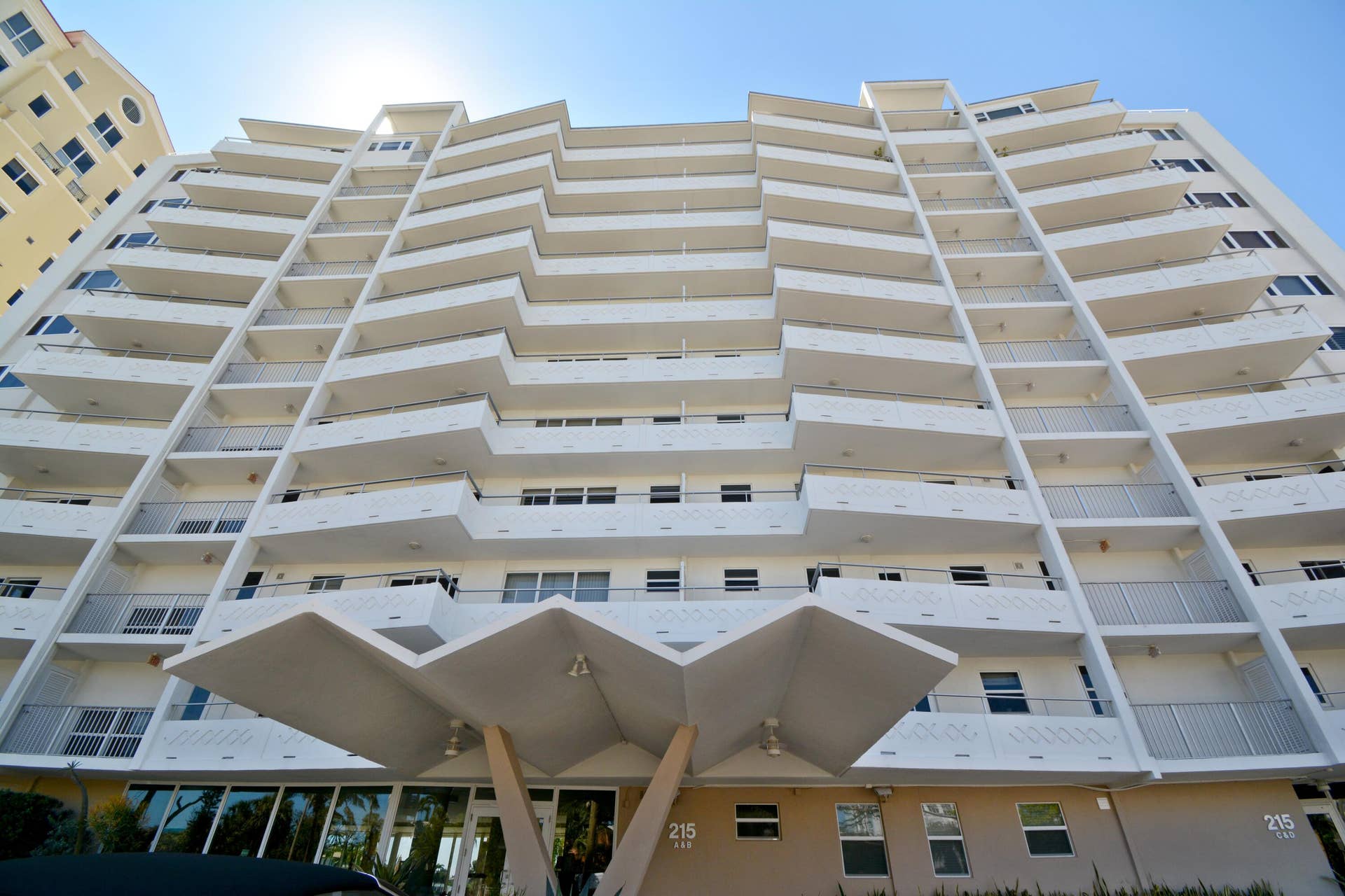 215 N Birch Road, #A2, Fort Lauderdale, FL 33304 01_215NBirchRd_Unit2A_57_FrontView_HiRes
