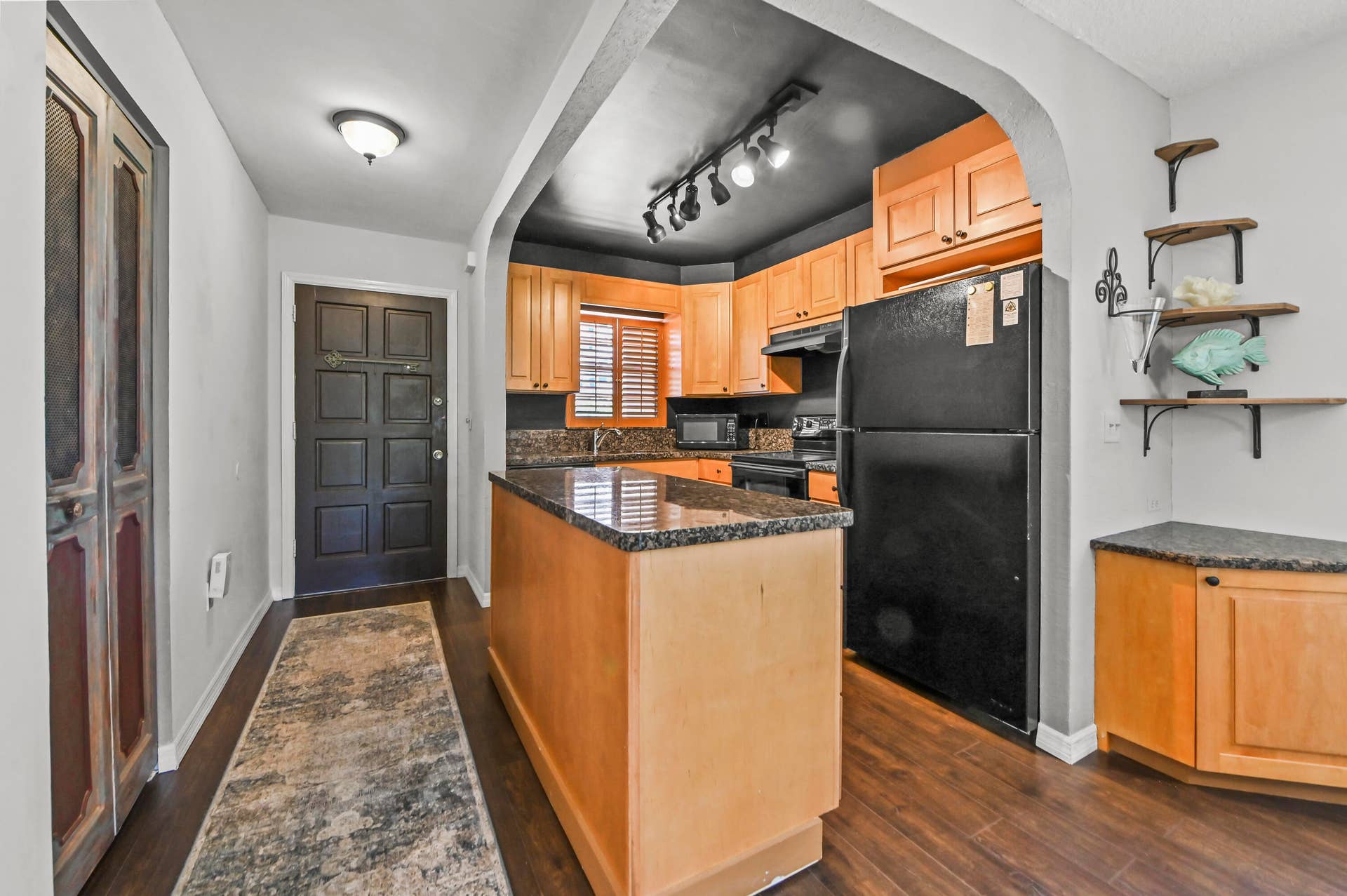 308 Golfview Road, #101, North Palm Beach, FL 33408 11 Kitchen 02