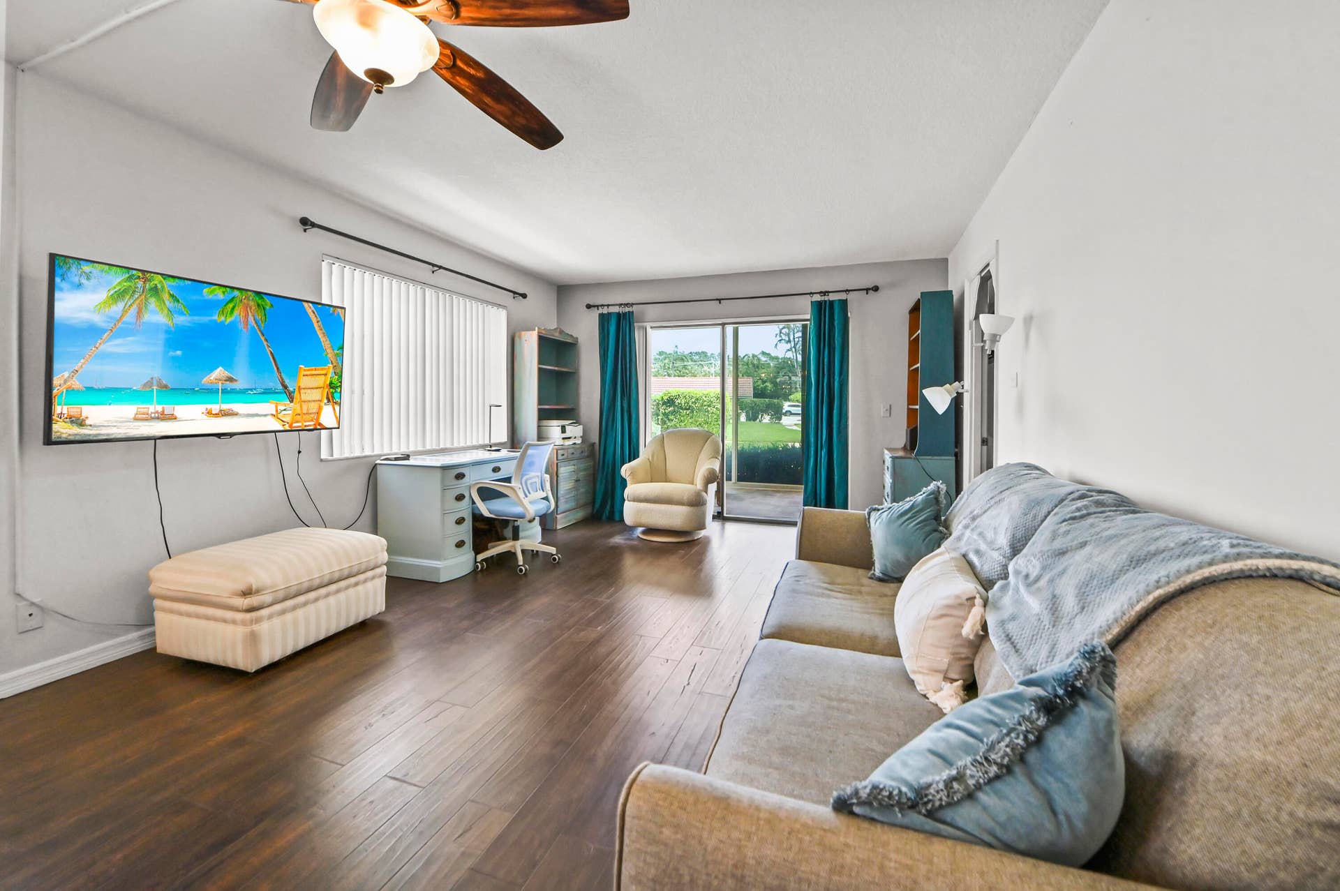 308 Golfview Road, #101, North Palm Beach, FL 33408 14 Living room 01