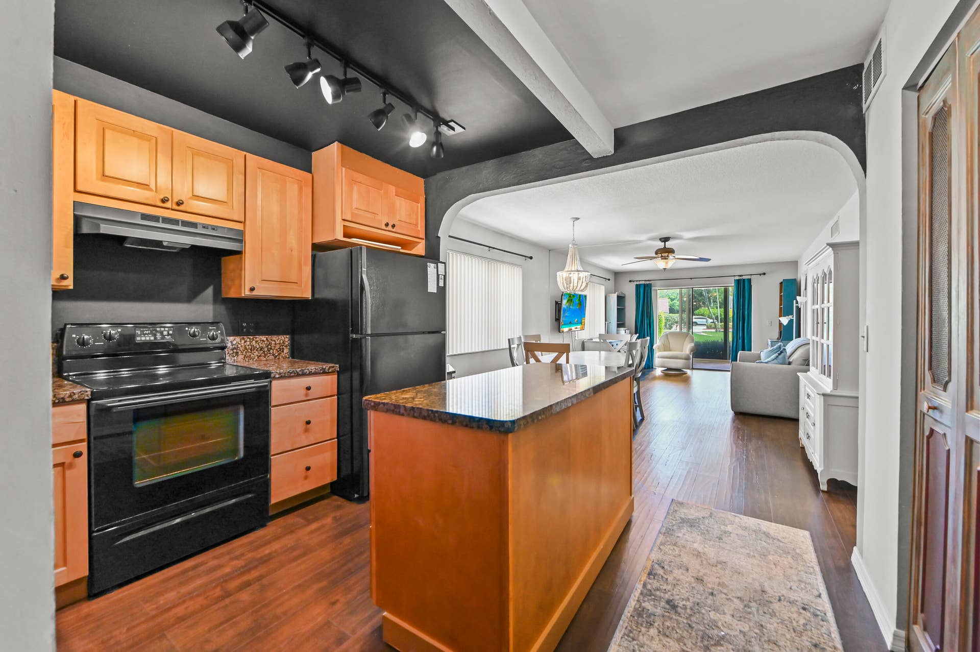 308 Golfview Road, #101, North Palm Beach, FL 33408 10 Kitchen 01