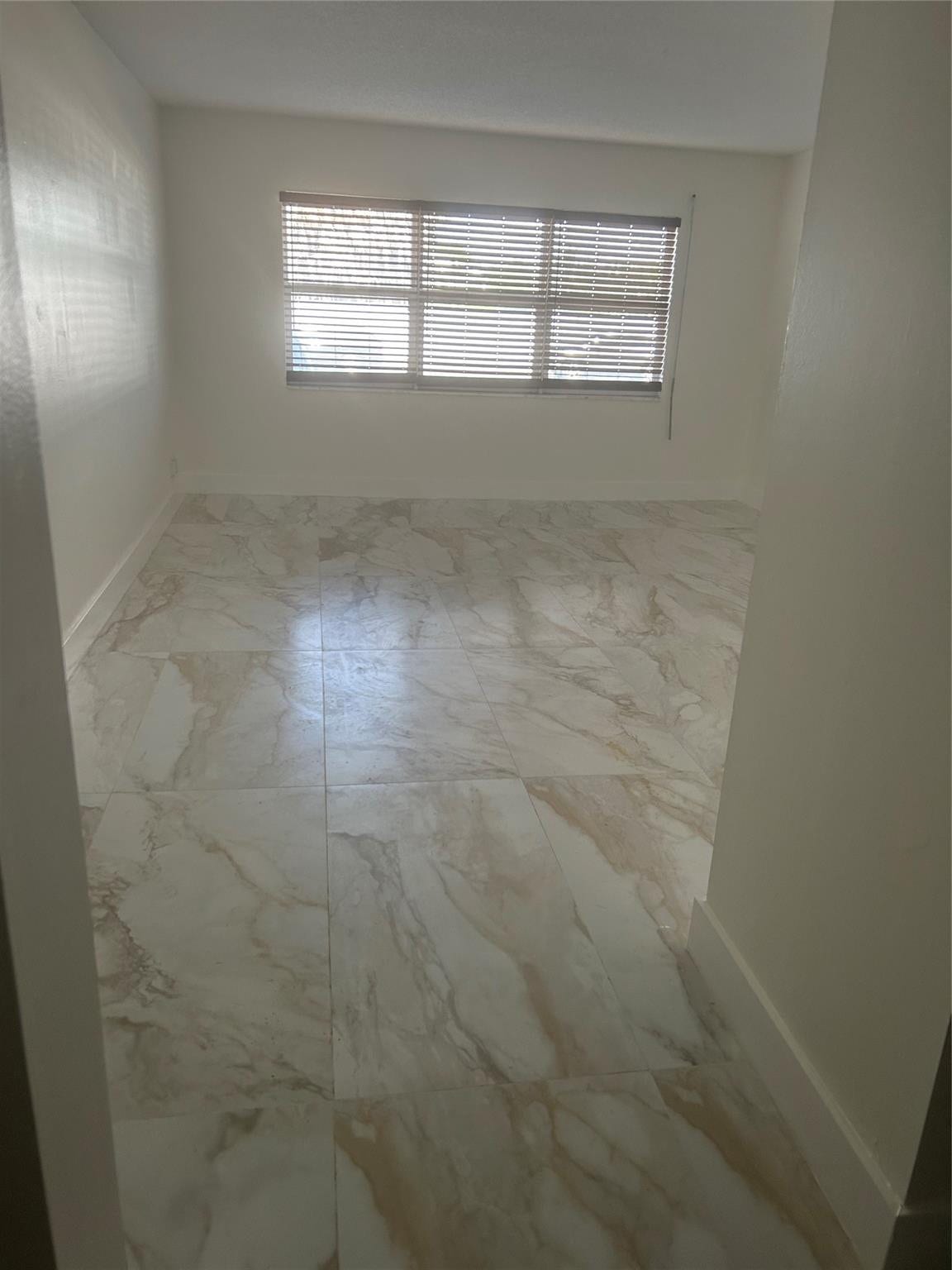550 Bayshore Drive, #102, Fort Lauderdale, FL 33304 Livingroom dining area has: ceramic tile flooring, windows face west, Exterior hurricane shutters roll down over impact hurricane windows, new wood horizontal blinds, Fiber optic fast internet n modeum included.