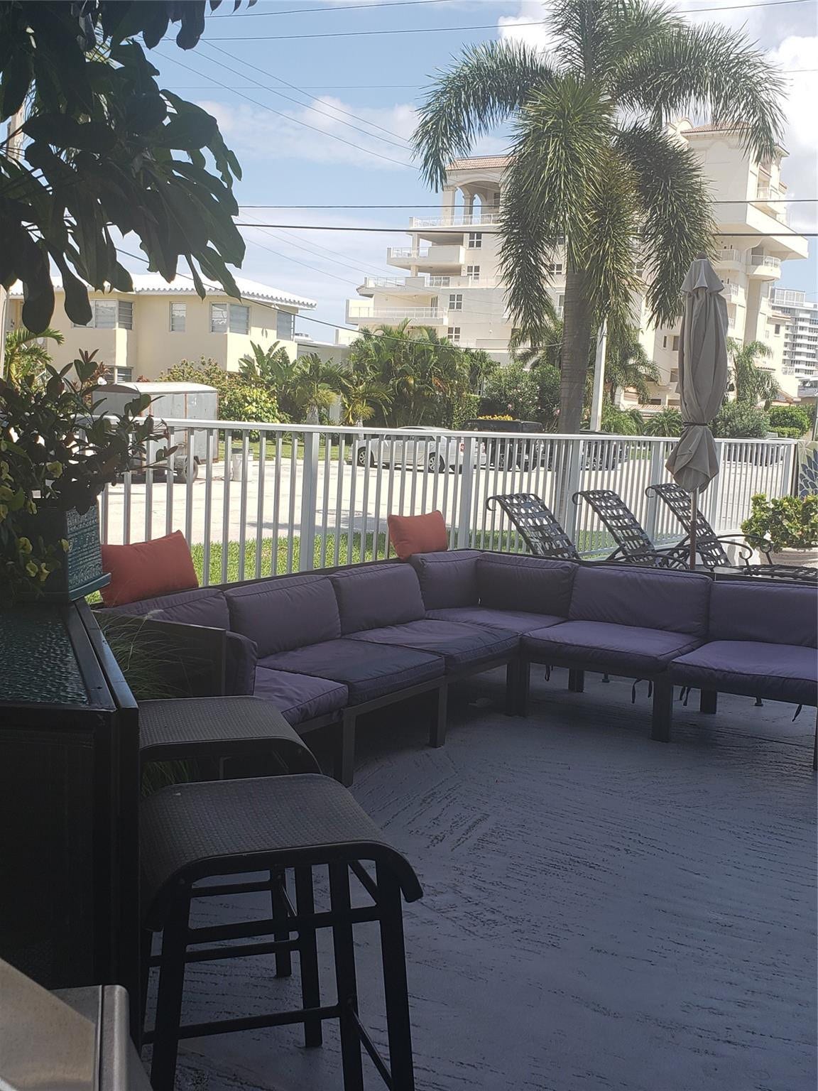 550 Bayshore Drive, #102, Fort Lauderdale, FL 33304 cushioned sectional lounge seating, bar, stools, bar b que