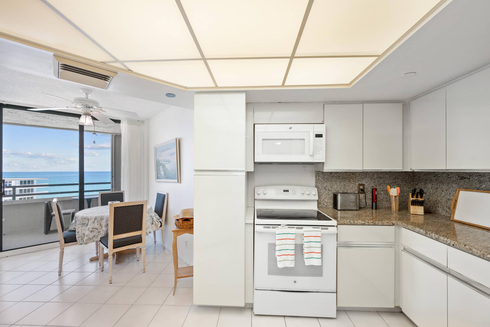 3560 S Ocean Boulevard, #Ph-6, South Palm Beach, FL 33480 kitchen