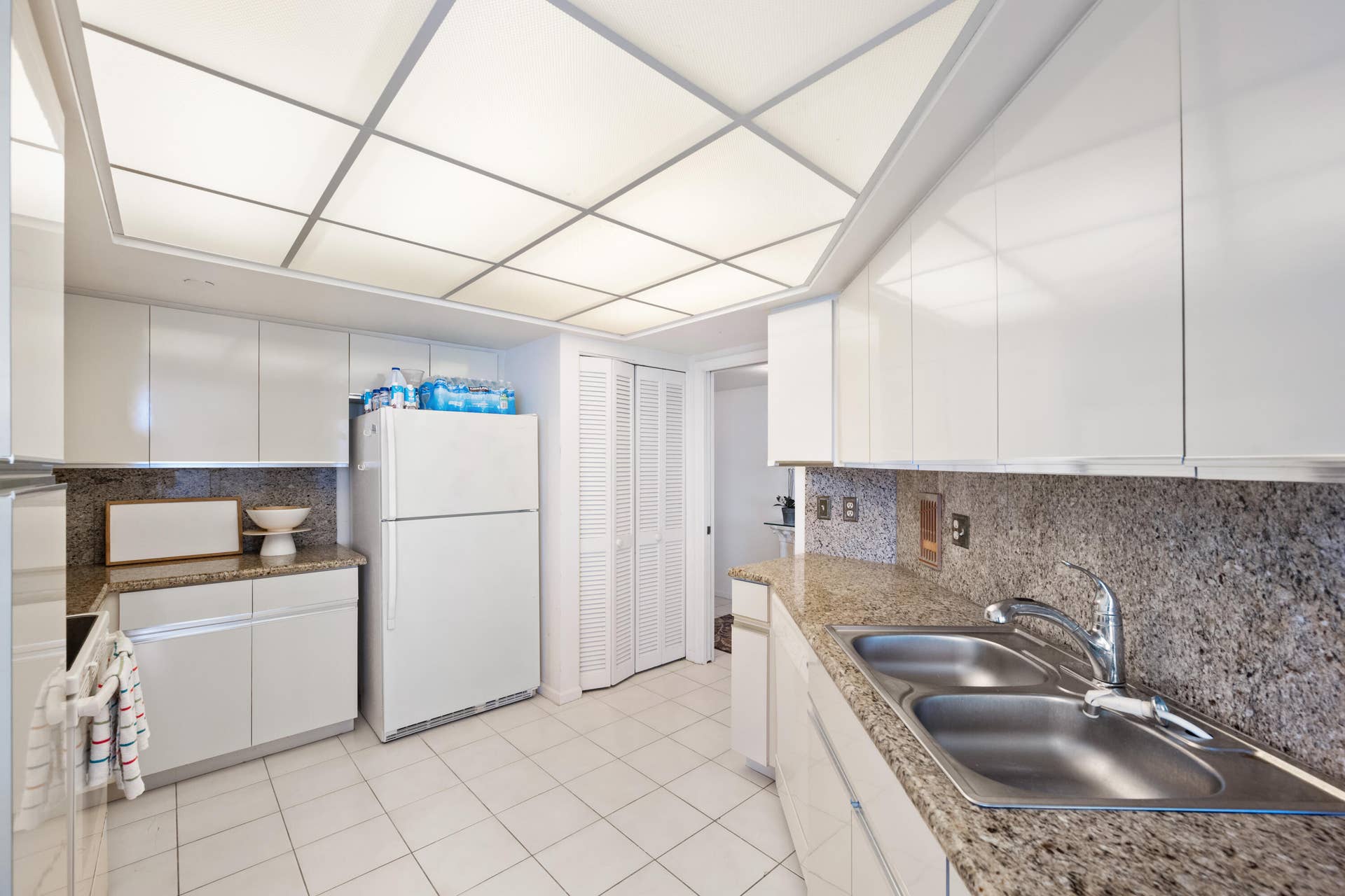 3560 S Ocean Boulevard, #Ph-6, South Palm Beach, FL 33480 kitchen