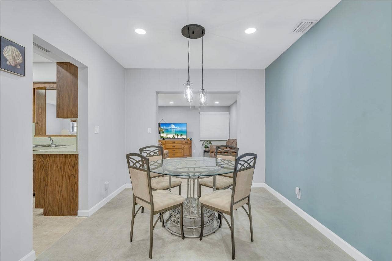 1304 SE 2nd Avenue, Deerfield Beach, FL 33441 Dinning room