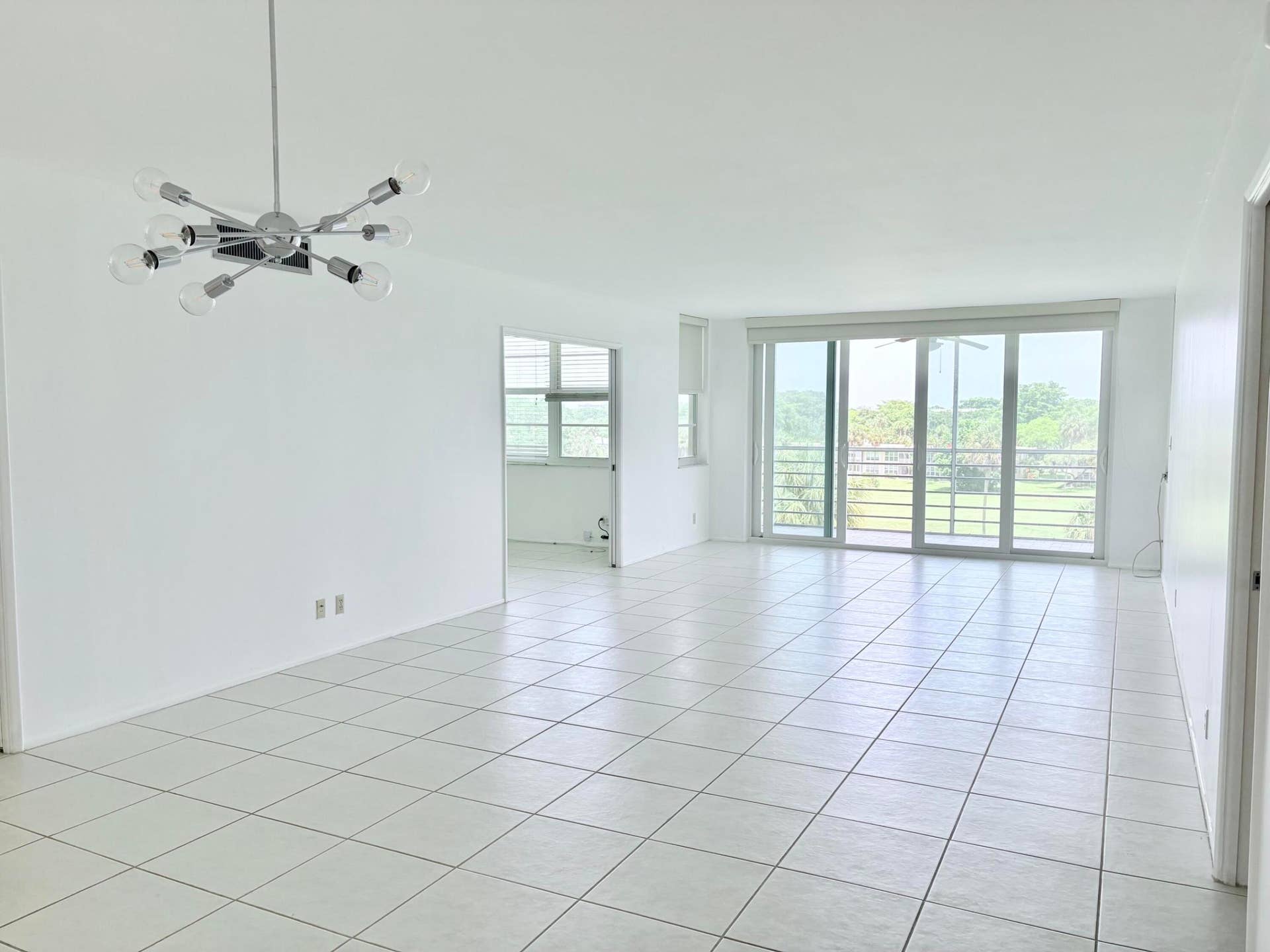 804 Cypress Grove Lane, #508, Pompano Beach, FL 33069 Spacious light and open living area.