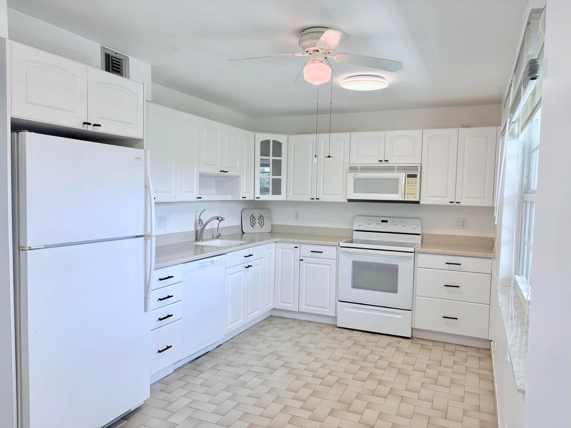 804 Cypress Grove Lane, #508, Pompano Beach, FL 33069 Kitchen.
