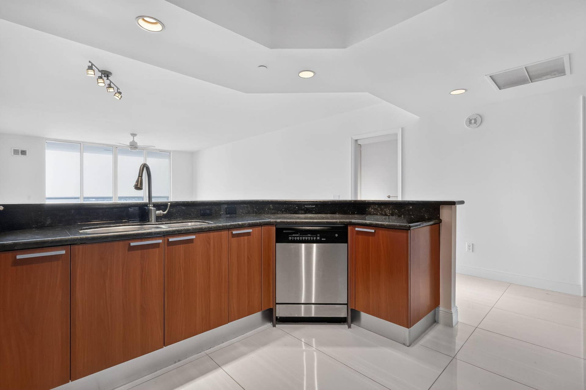 2650 Lake Shore Drive, #1005, Riviera Beach, FL 33404 KITCHEN