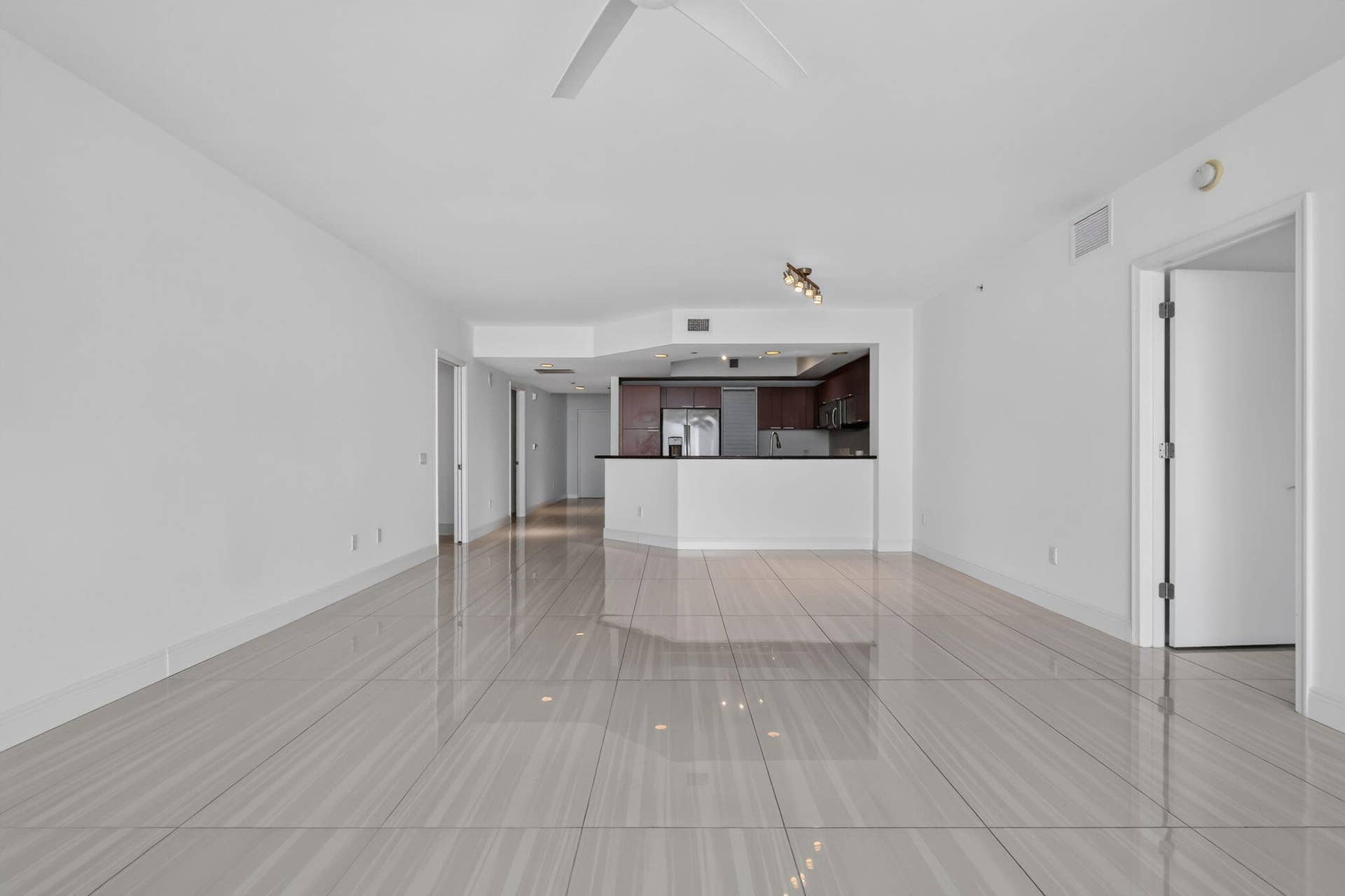 2650 Lake Shore Drive, #1005, Riviera Beach, FL 33404 DINING / LIVING RROM