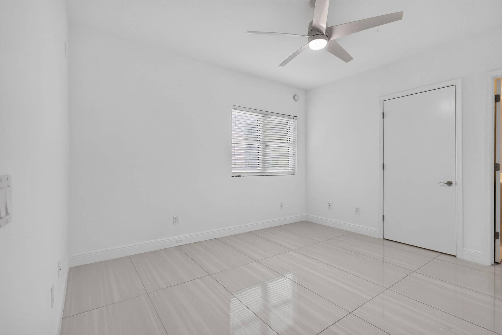 2650 Lake Shore Drive, #1005, Riviera Beach, FL 33404 GUEST BEDROOM