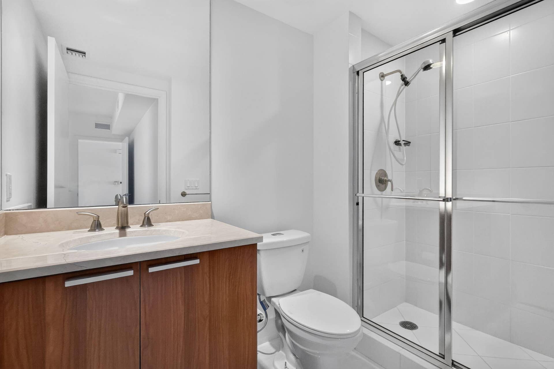 2650 Lake Shore Drive, #1005, Riviera Beach, FL 33404 GUEST BATH