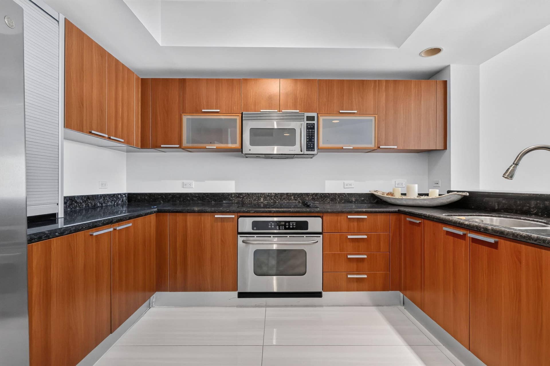 2650 Lake Shore Drive, #1005, Riviera Beach, FL 33404 KITCHEN