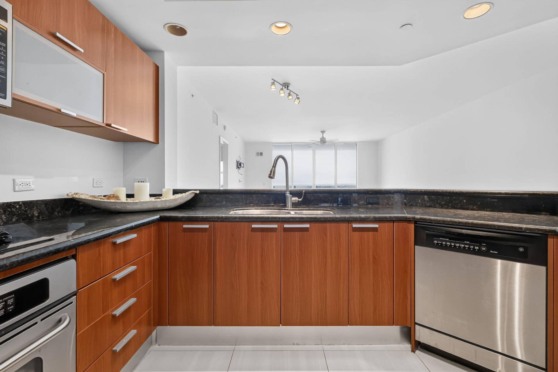 2650 Lake Shore Drive, #1005, Riviera Beach, FL 33404 KITCHEN