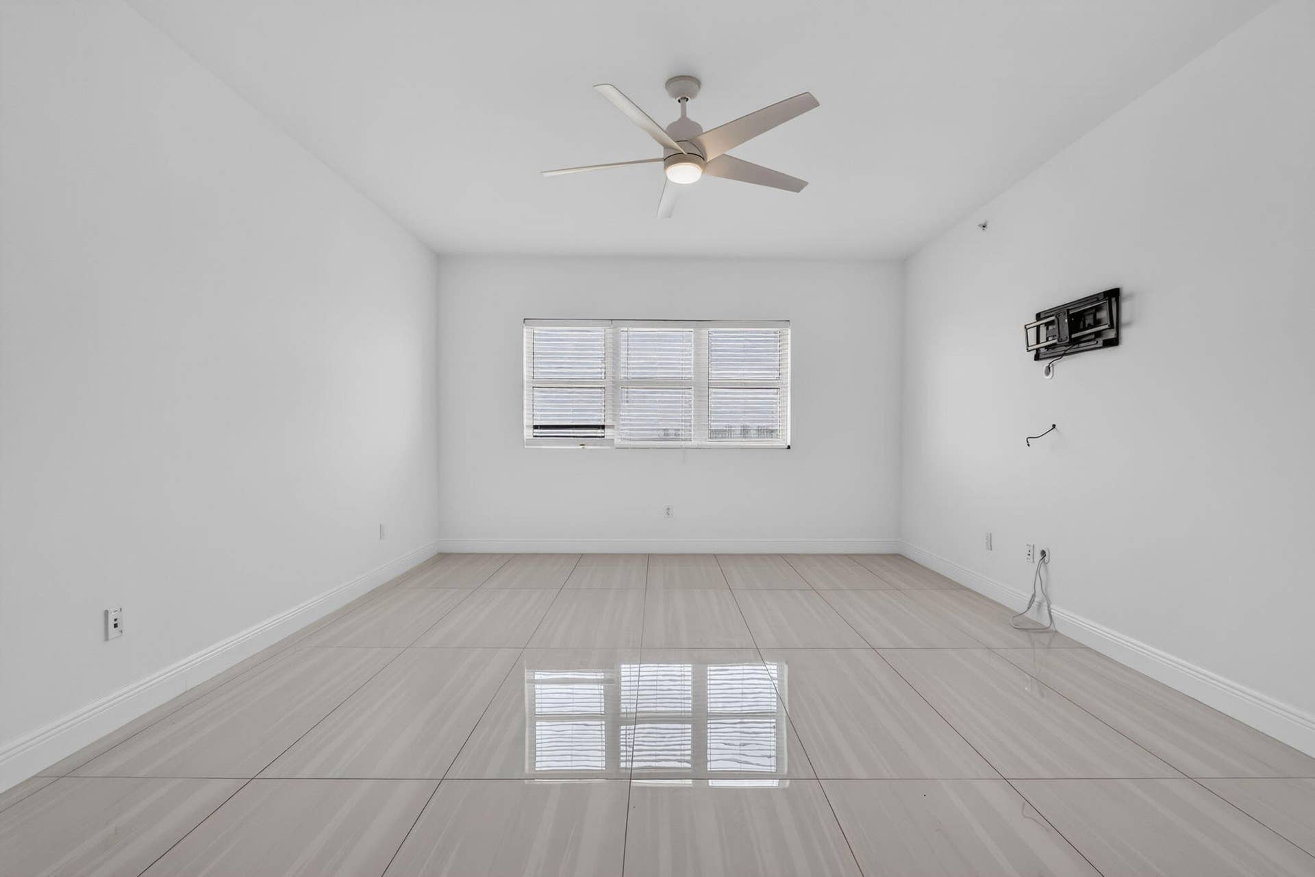 2650 Lake Shore Drive, #1005, Riviera Beach, FL 33404 MASTER BEDROOM