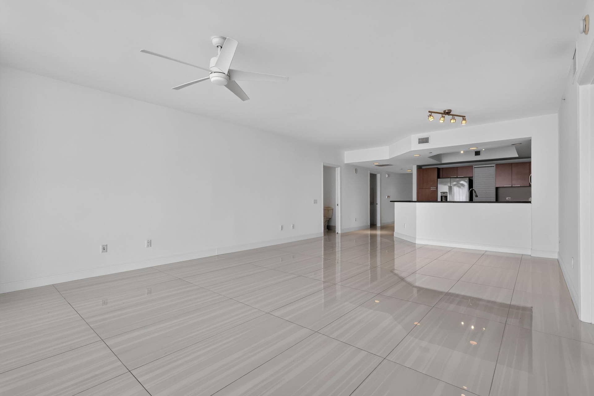 2650 Lake Shore Drive, #1005, Riviera Beach, FL 33404 LIVING ROOM