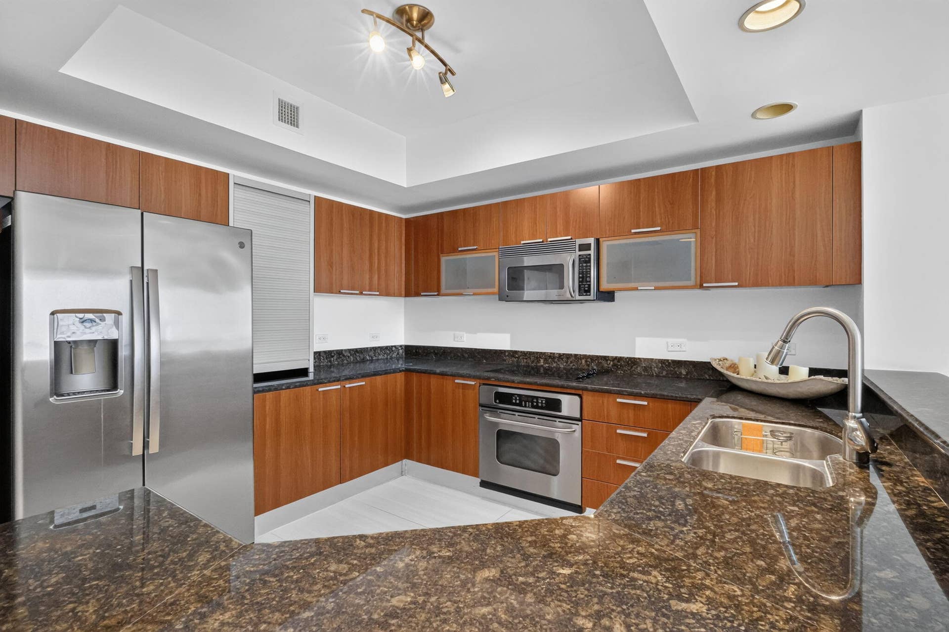 2650 Lake Shore Drive, #1005, Riviera Beach, FL 33404 KITCHEN