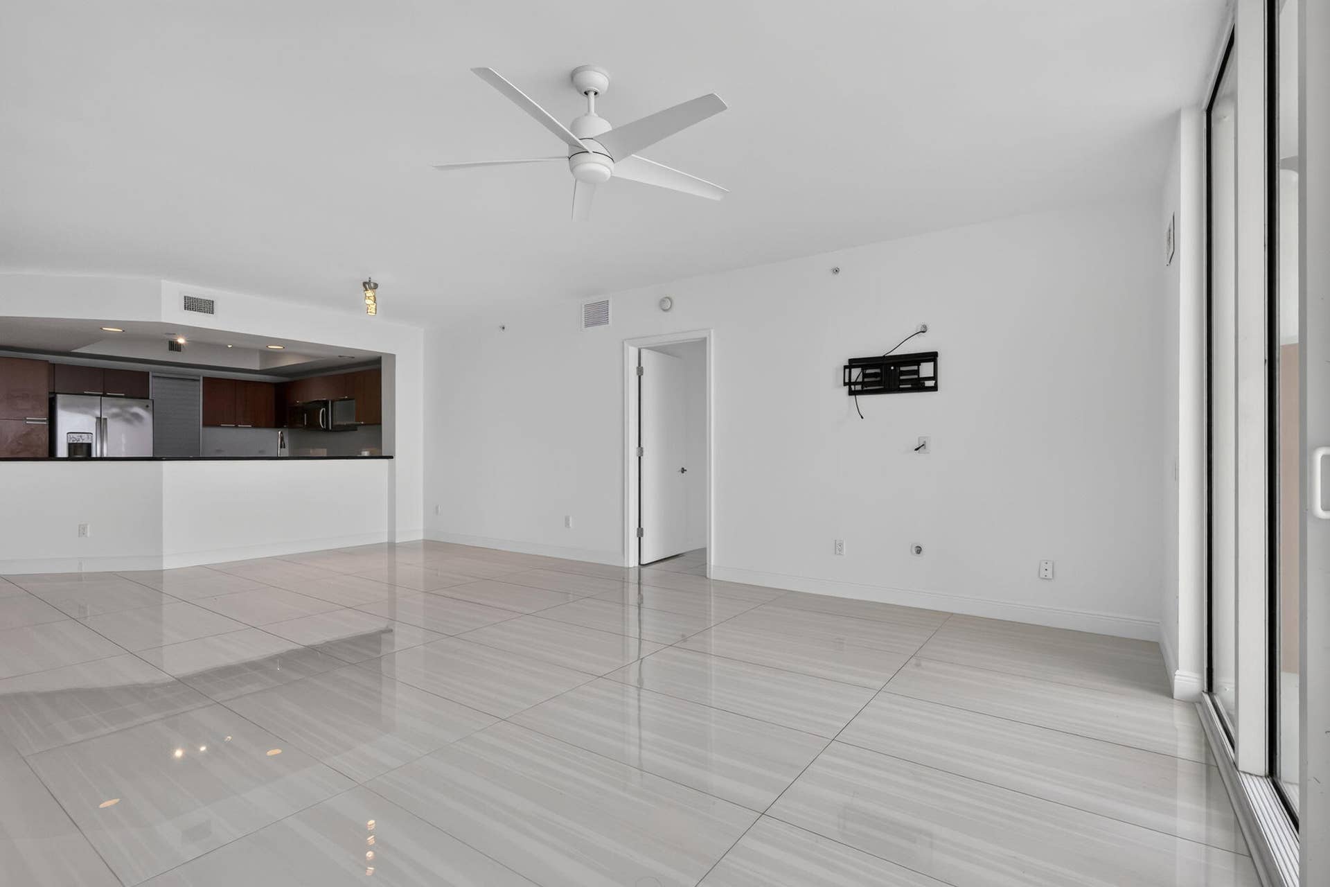 2650 Lake Shore Drive, #1005, Riviera Beach, FL 33404 LIVING ROOM