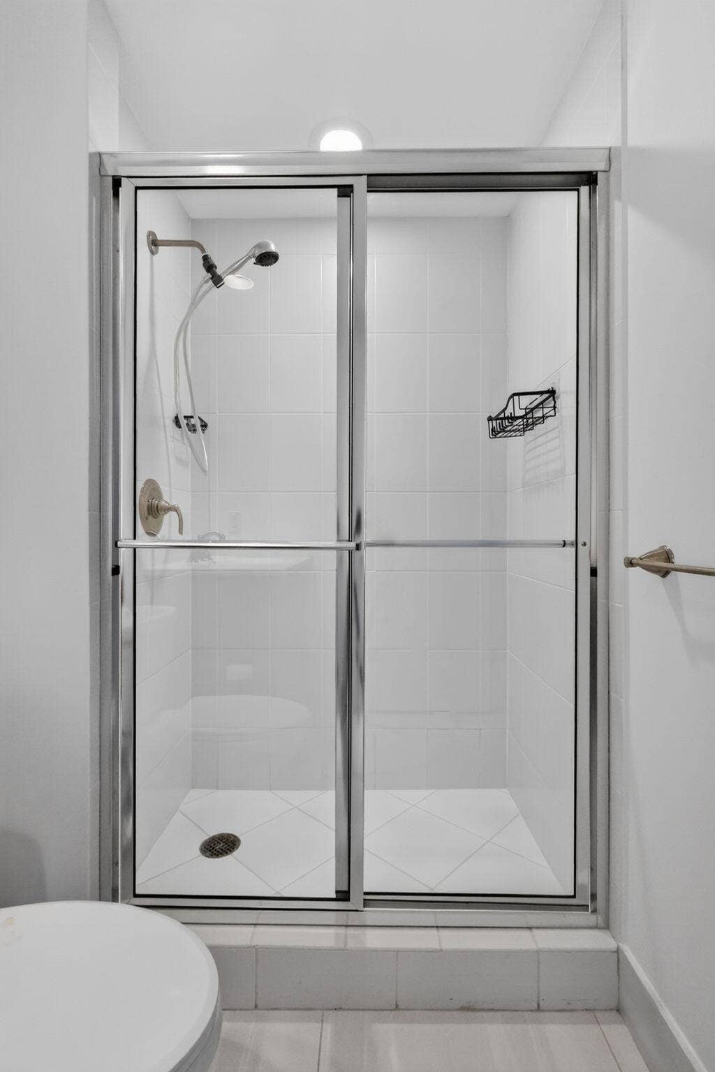 2650 Lake Shore Drive, #1005, Riviera Beach, FL 33404 GUEST BATH