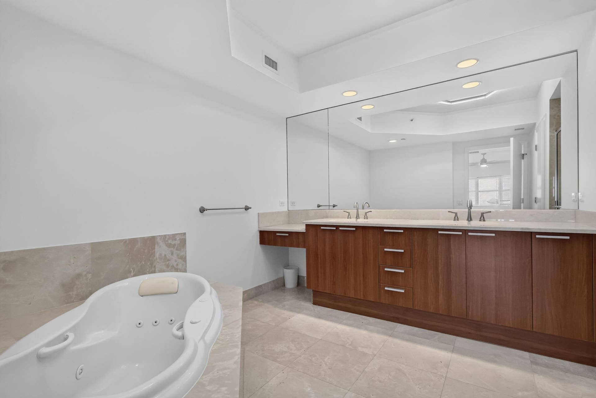 2650 Lake Shore Drive, #1005, Riviera Beach, FL 33404 MASTER BATH